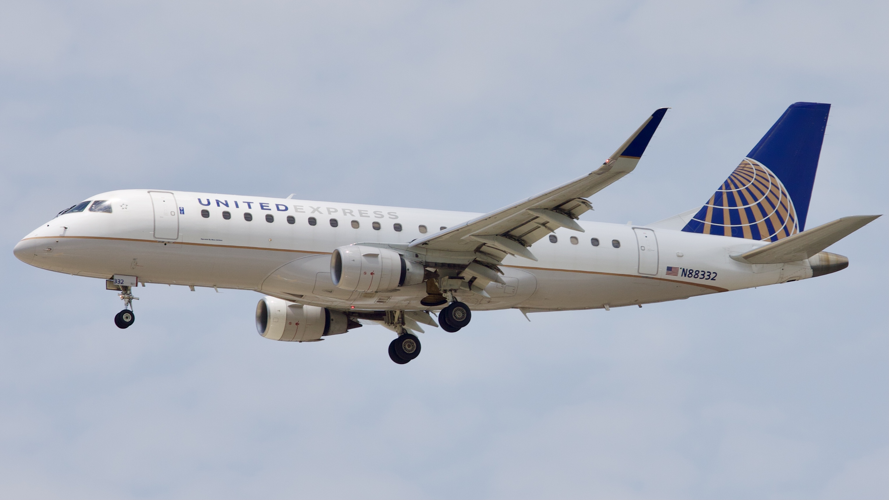 Full size: United Express Embraer E175 N88332 at Houston-George Bush Intercontinental Airport