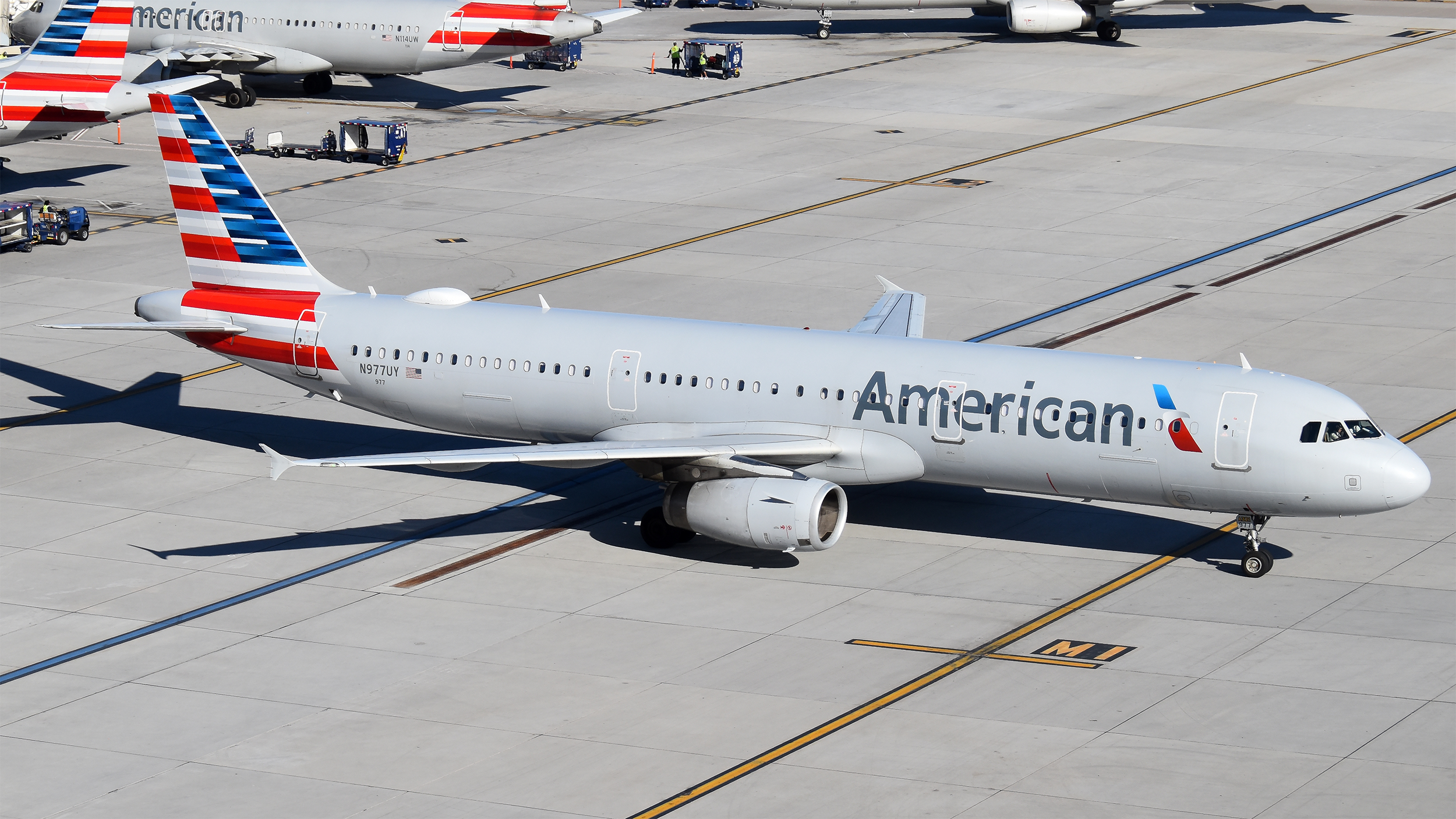 Full size: American Airlines Airbus A321-200 N977UY at Phoenix Sky Harbor International Airport