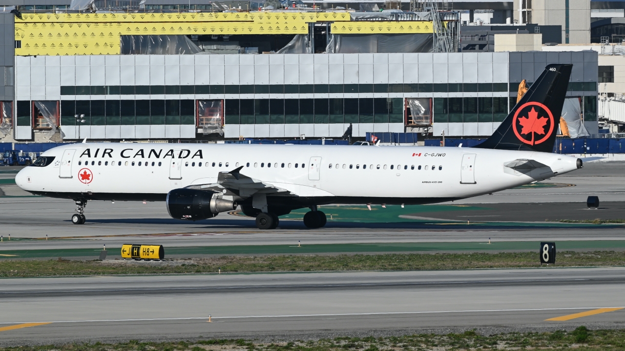 Full size: Air Canada Airbus A321-200 C-GJWO at Los Angeles International Airport