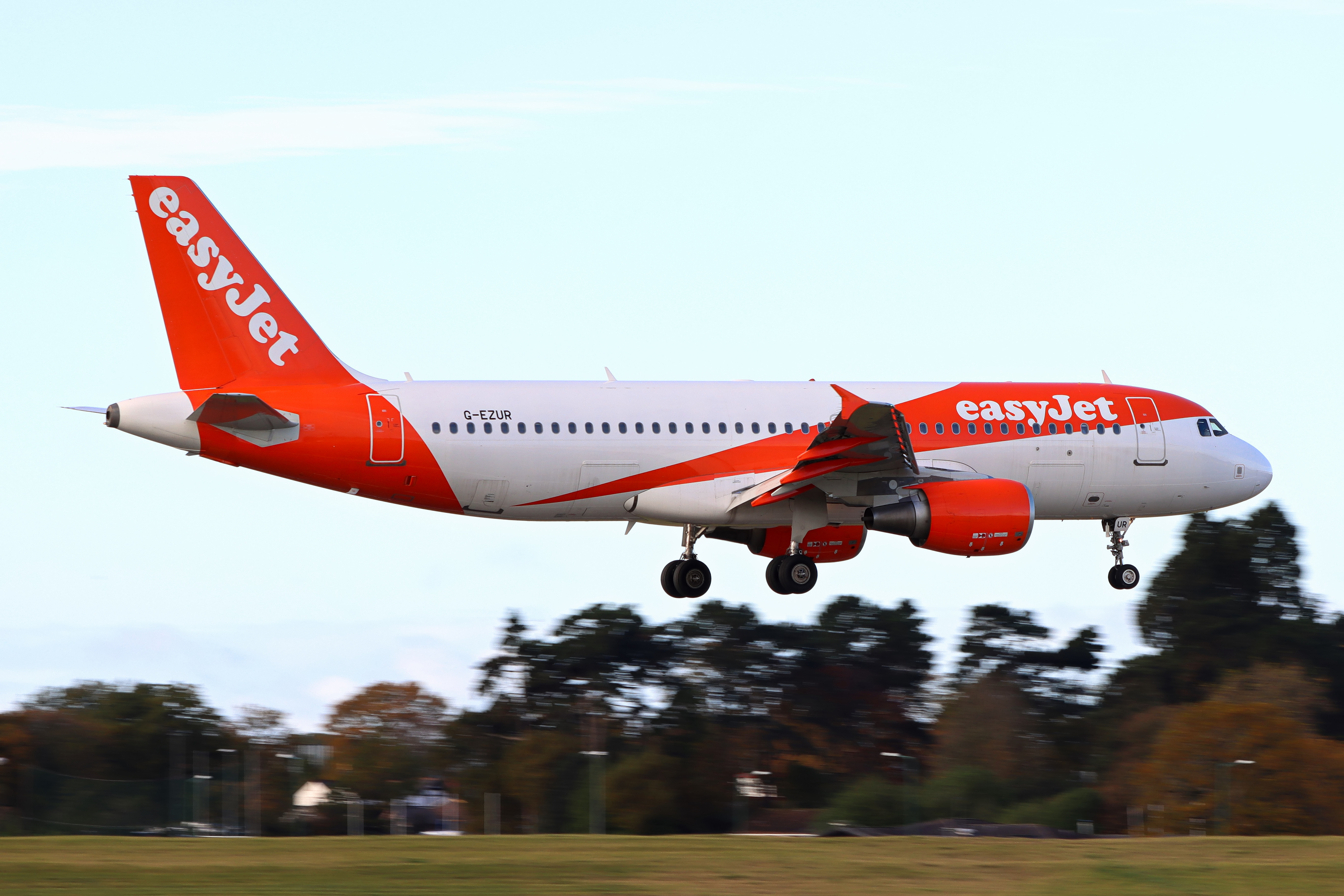 Full size: EasyJet Airbus A320 G-EZUR at Birmingham Airport