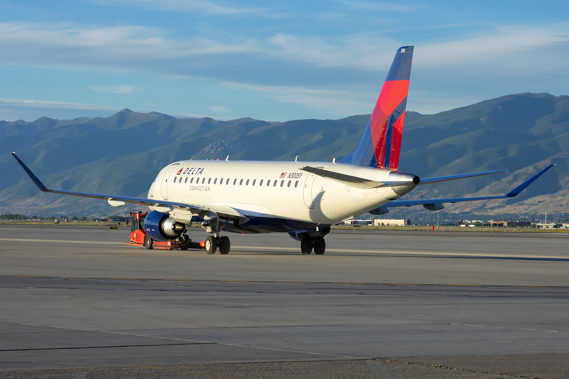 Full size: Delta Connection Embraer E175 N300SY at Salt Lake City International Airport