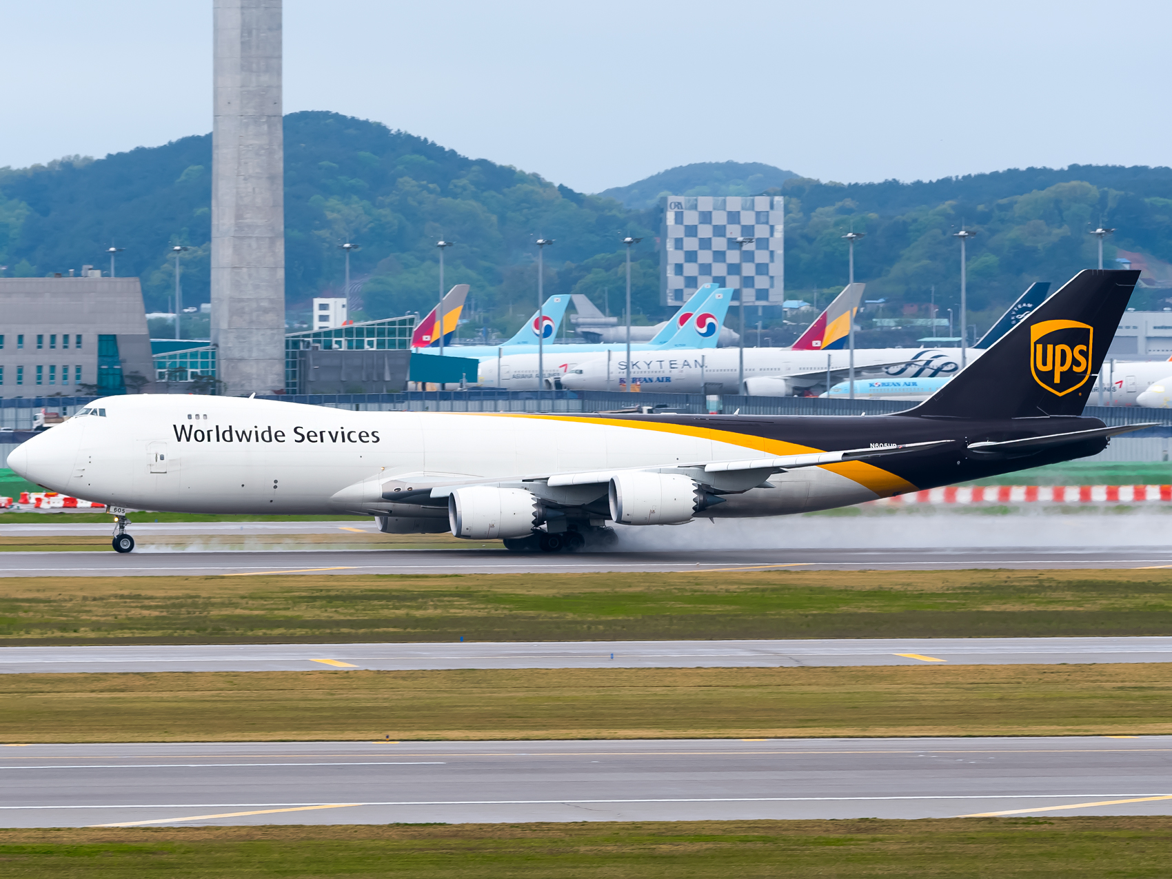 Full size: United Parcel Service Boeing 747-8F N605UP at Seoul-Incheon International Airport