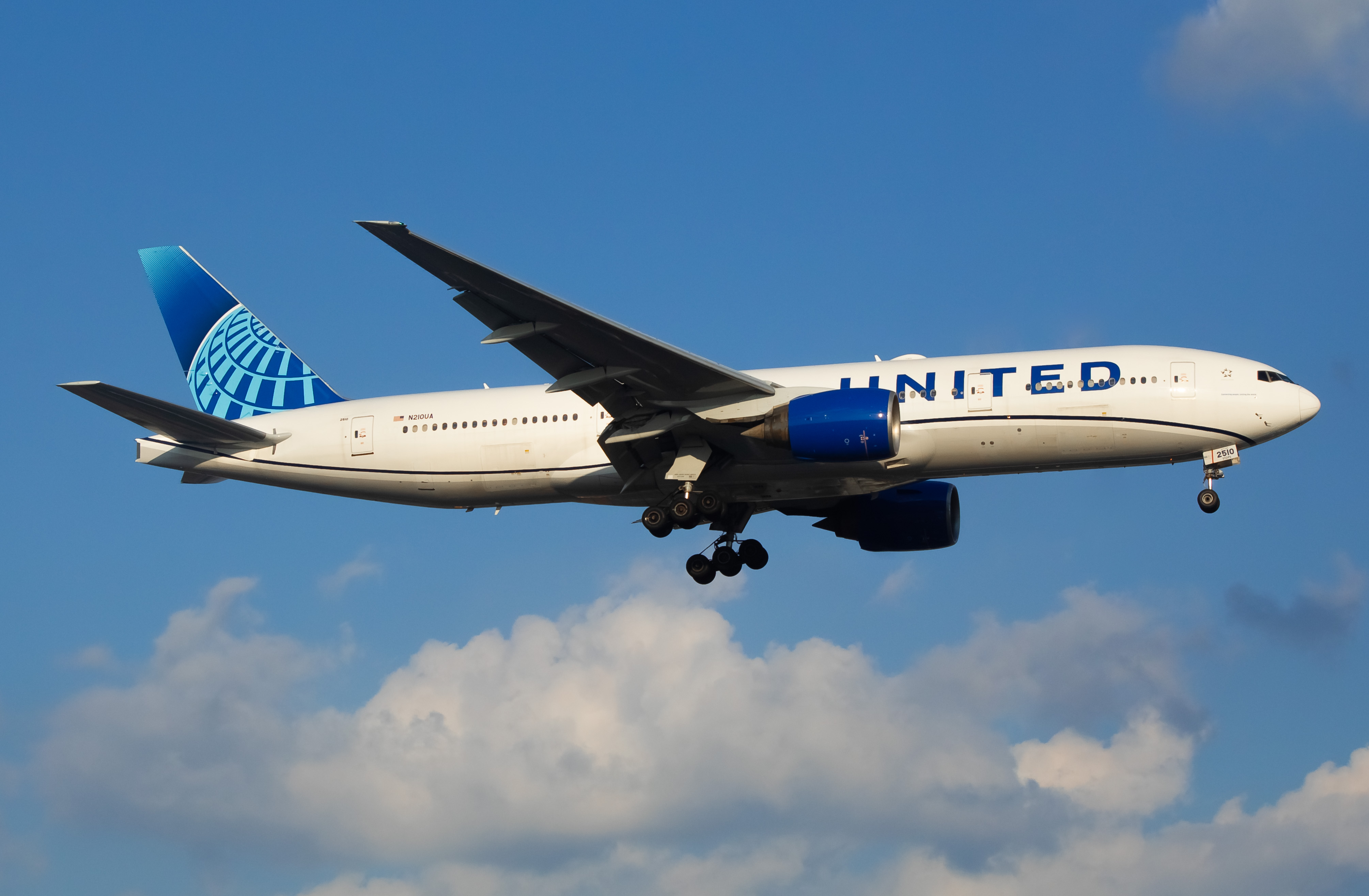 Full size: United Airlines Boeing 777-200 N210UA at Newark Liberty International Airport
