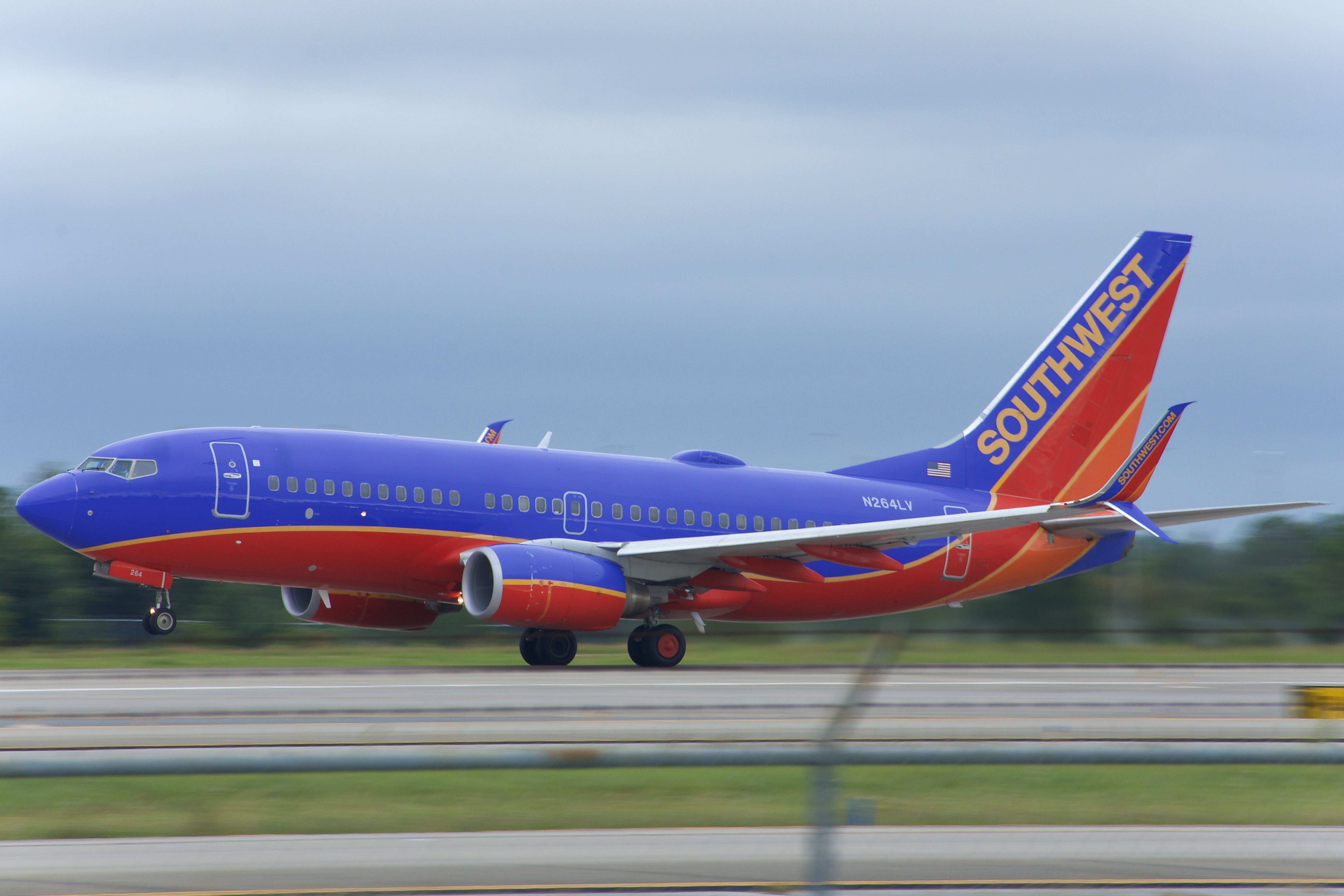 Full size: Southwest Airlines Boeing 737-700 N264LV at Orlando International Airport