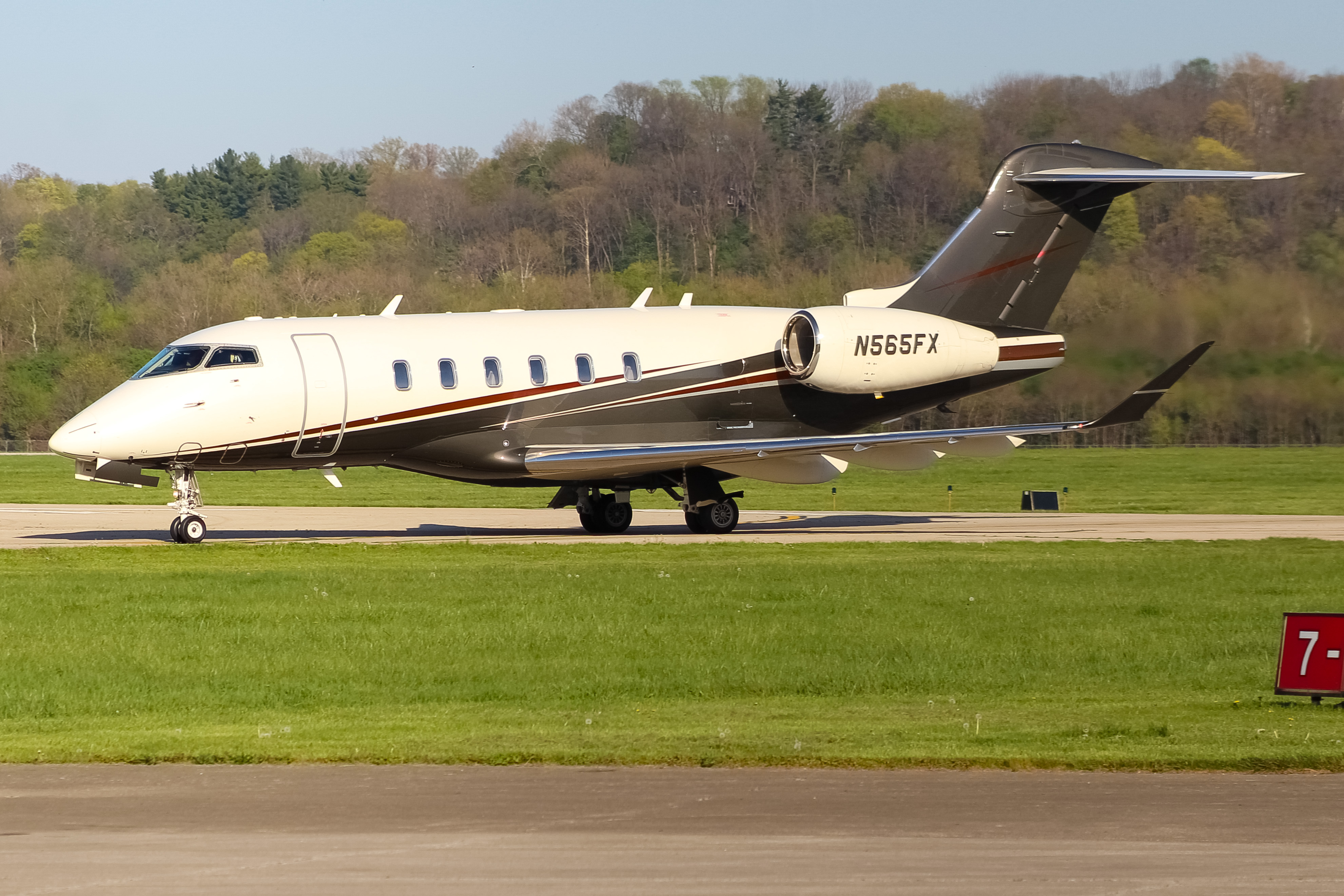 Full size: FlexJet Bombardier Challenger 350  N565FX at Cincinnati Municipal Airport/Lunken Field