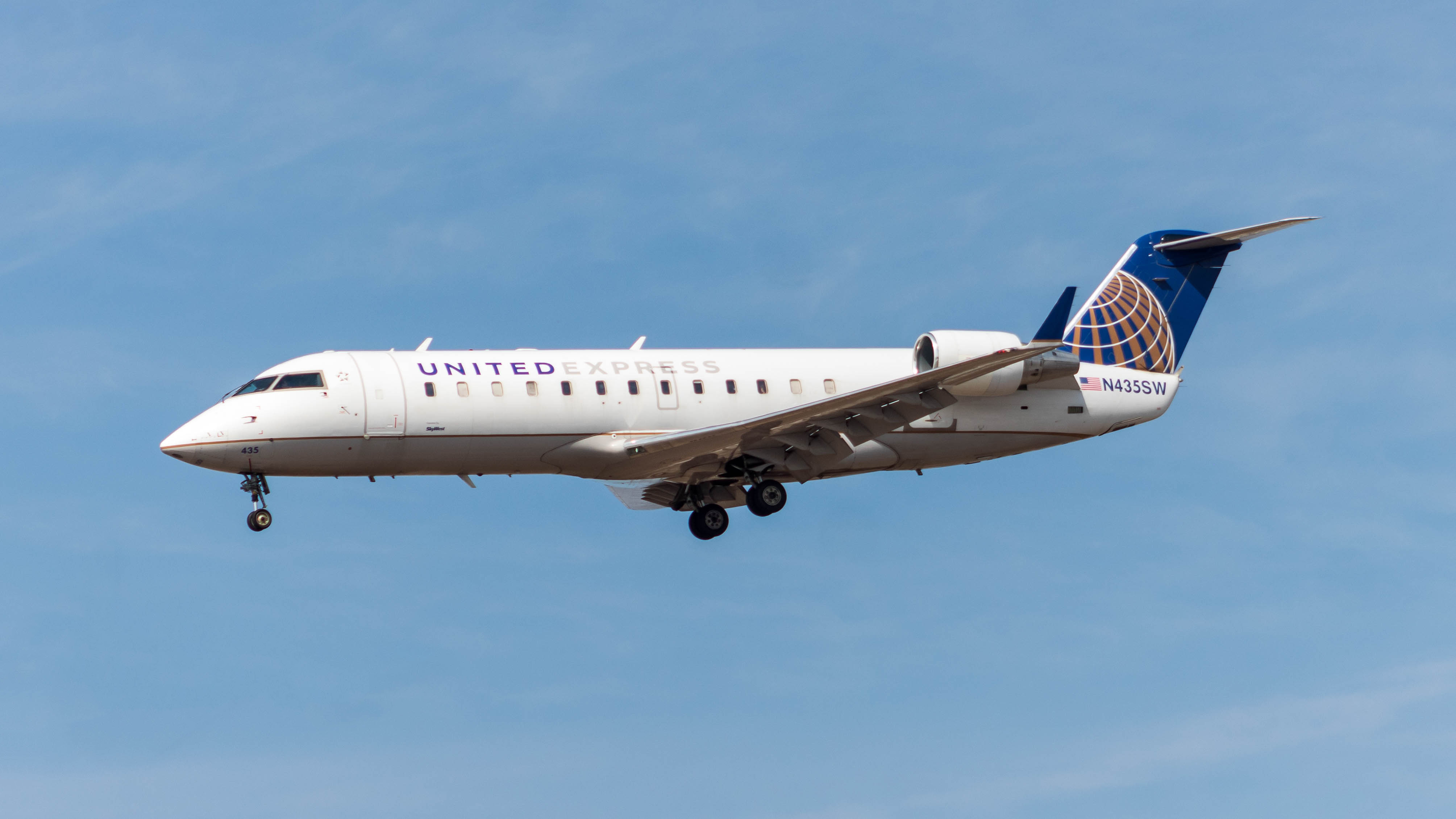 Full size: United Express Mitsubishi CRJ-200 N435SW at Los Angeles International Airport