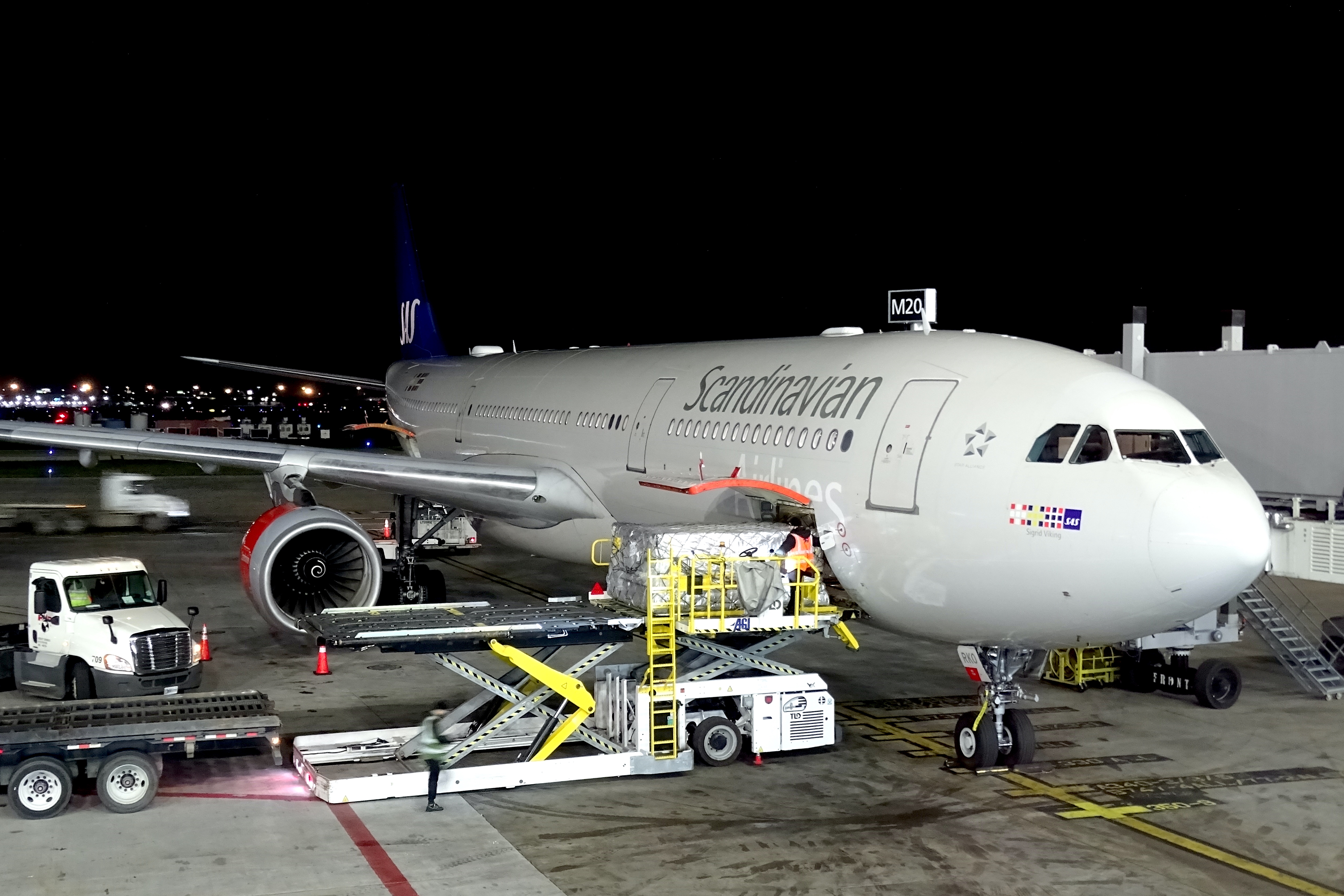 Full size: Scandinavian Airlines Airbus A330-300 LN-RKO at Chicago O'Hare International Airport