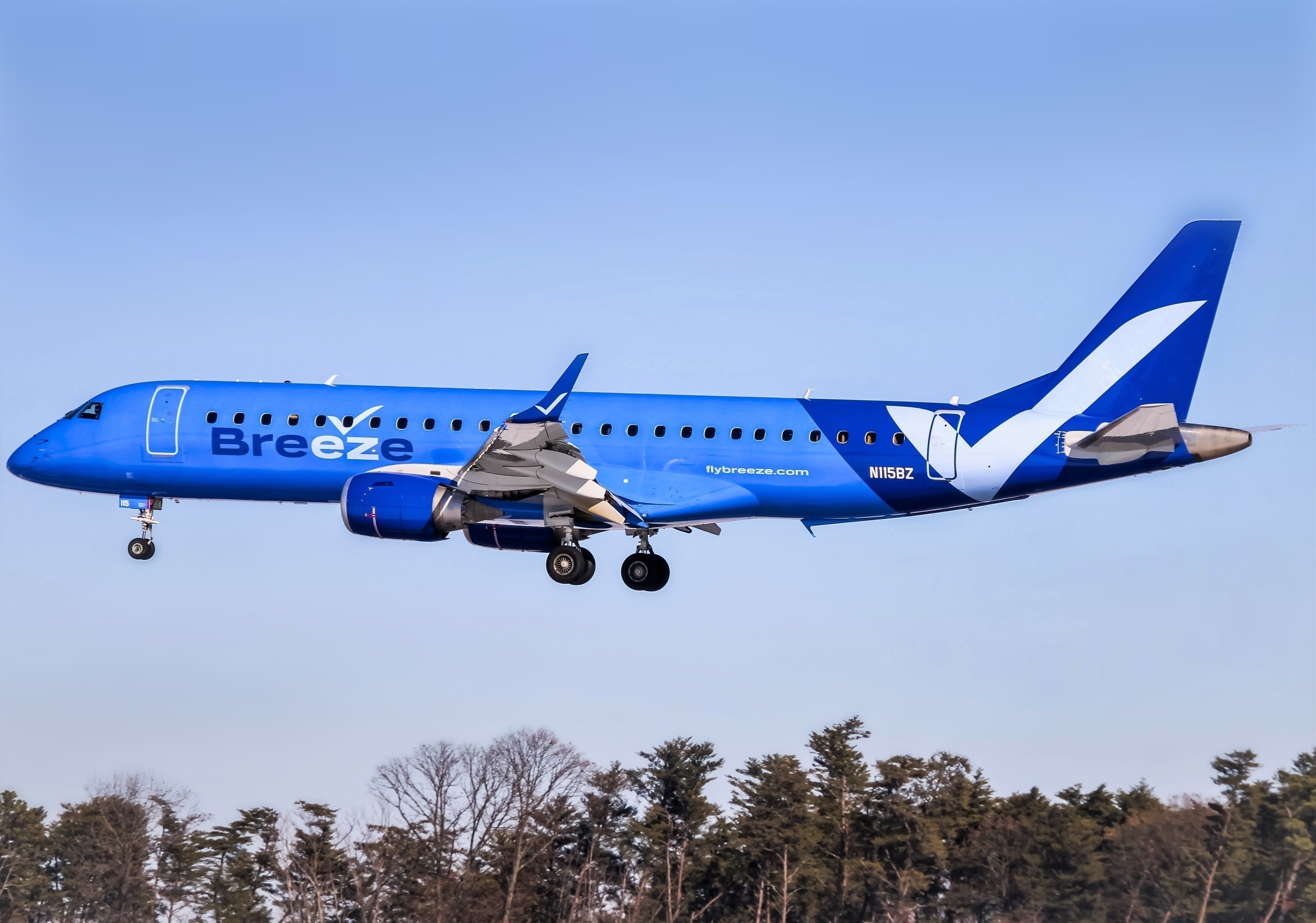 Full size: Breeze Airways Embraer E190 N115BZ at Baltimore/Washington International Thurgood Marshall Airport