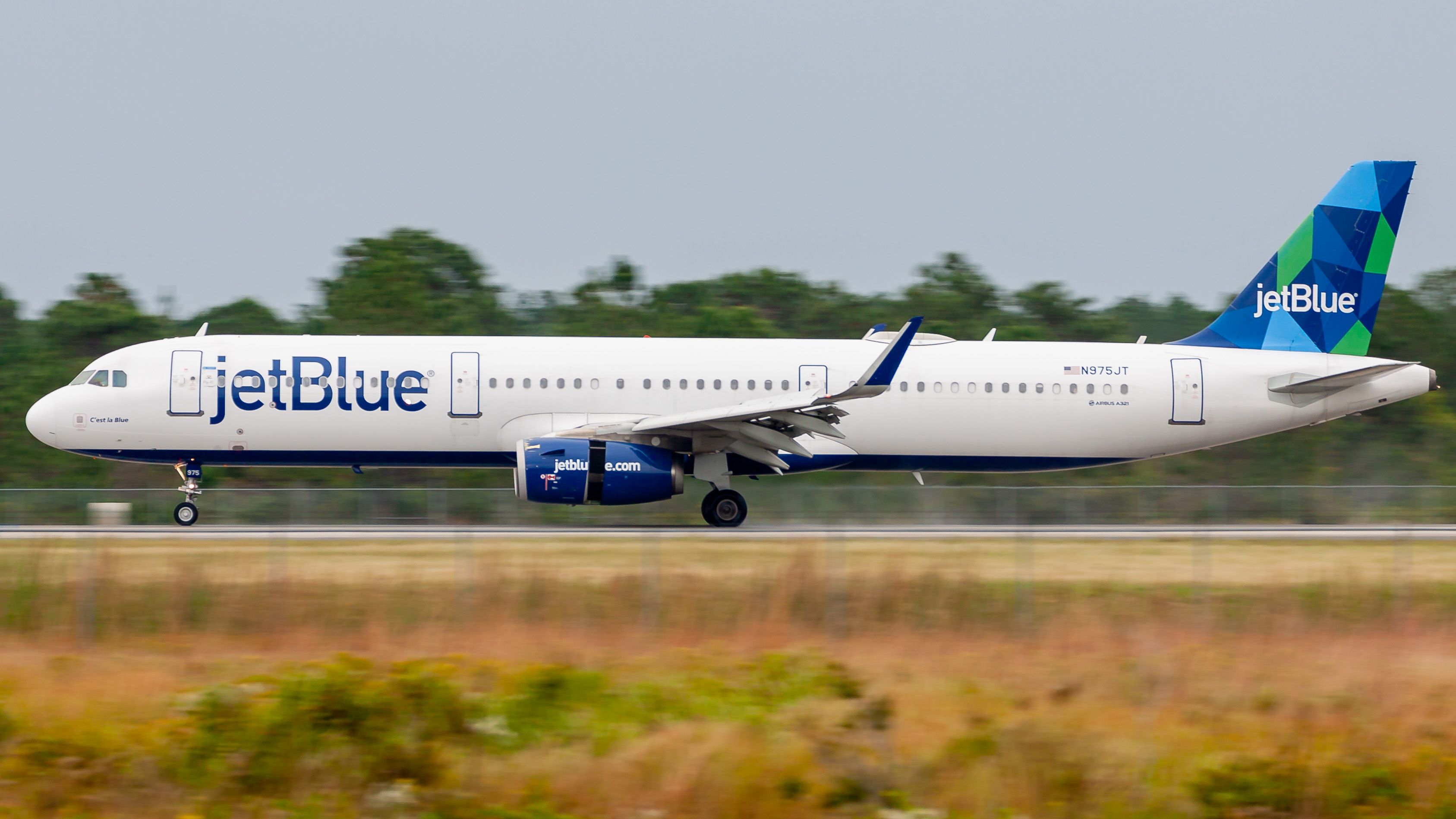 Full size: JetBlue Airways Airbus A321-200 N975JT at Orlando International Airport