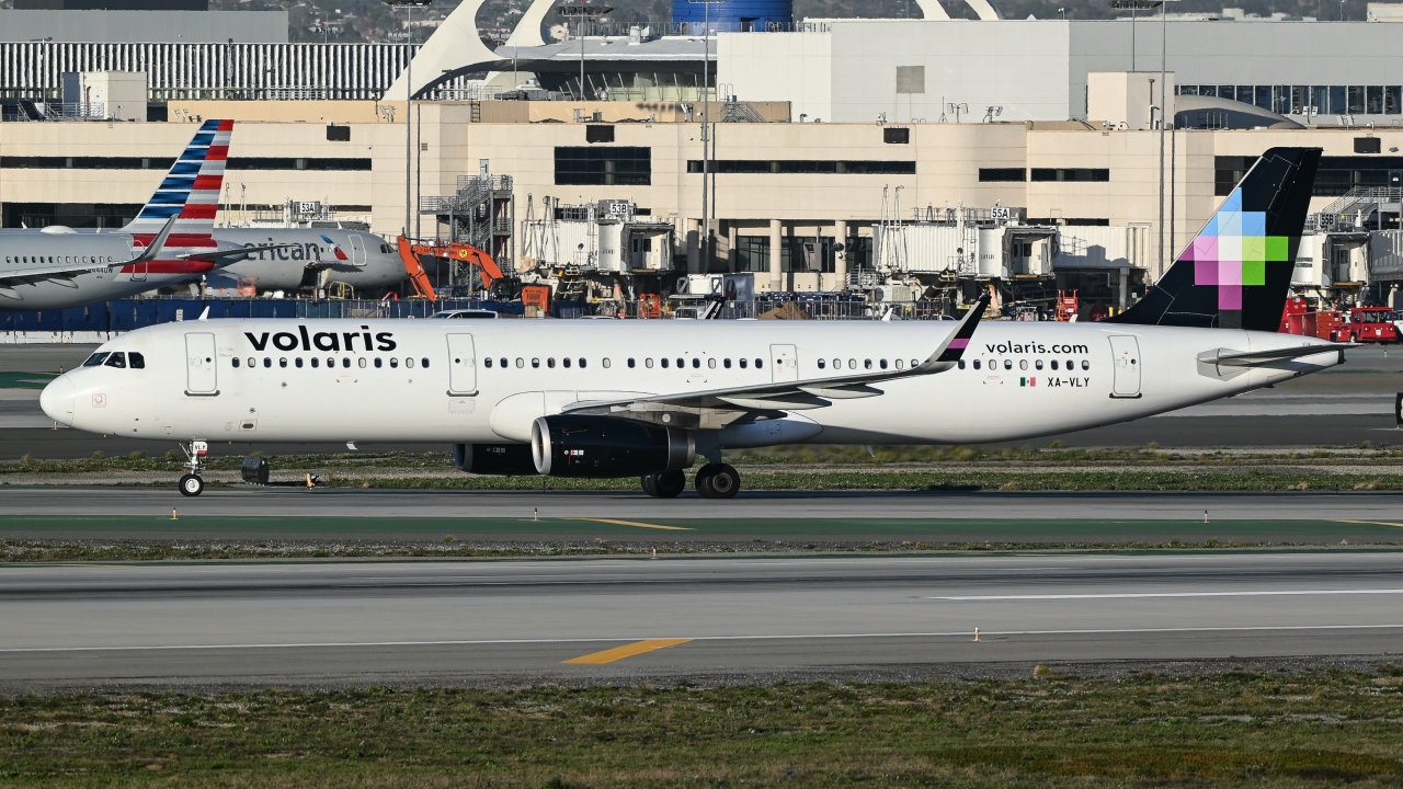 Full size: Volaris Airbus A321-200 XA-VLY at Los Angeles International Airport