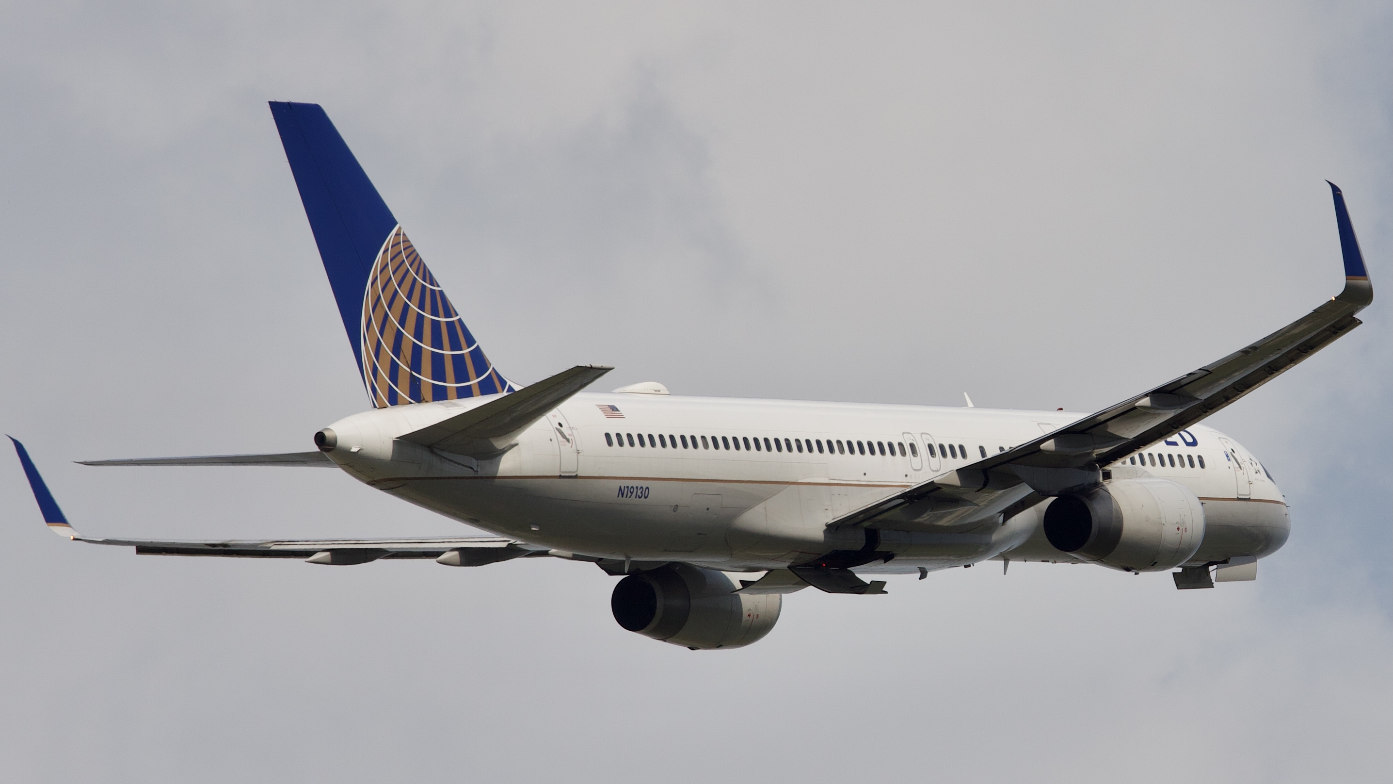 Full size: United Airlines Boeing 757-200 N19130 at Houston-George Bush Intercontinental Airport