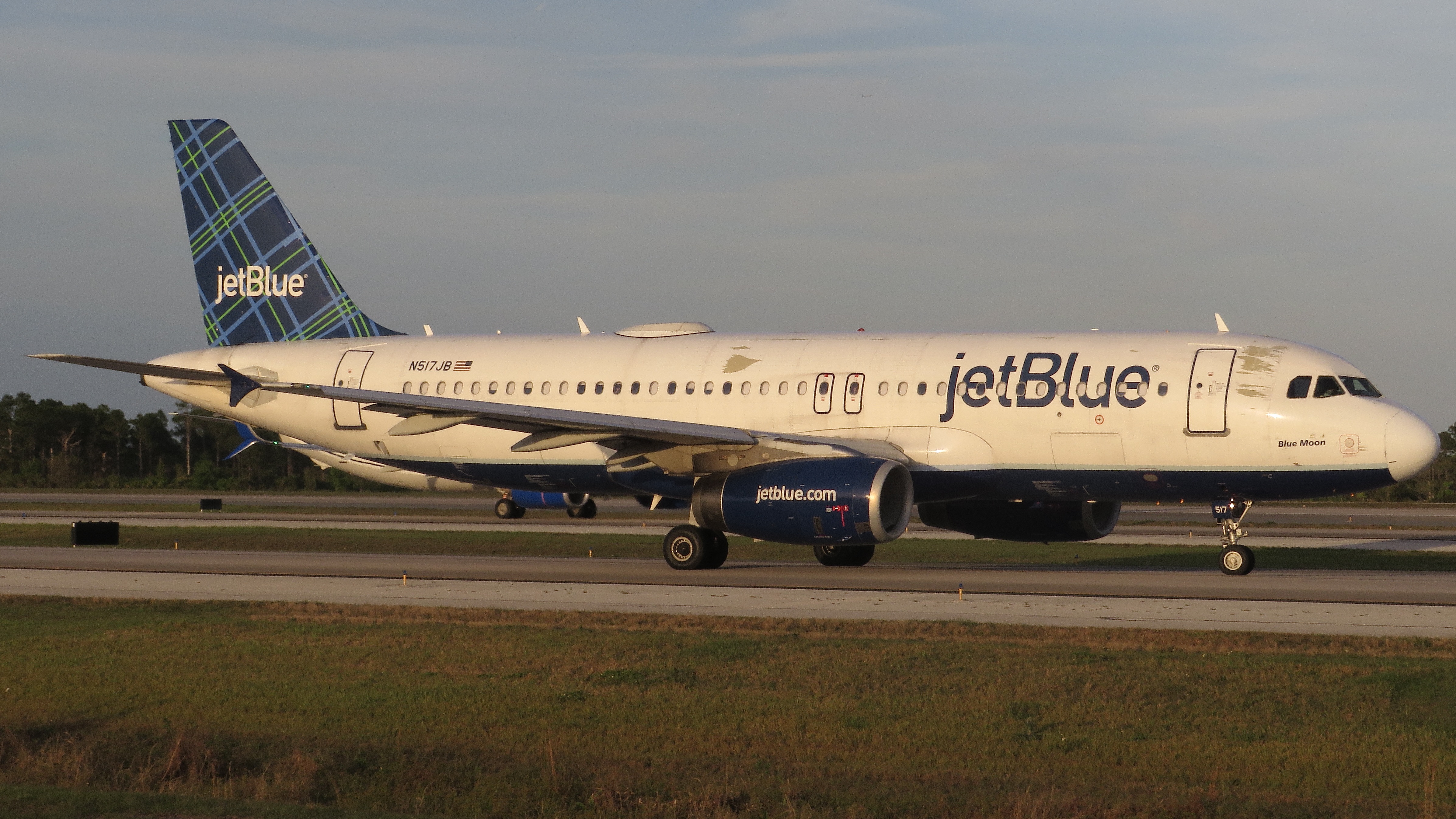 Full size: JetBlue Airways Airbus A320 N517JB at Orlando International Airport