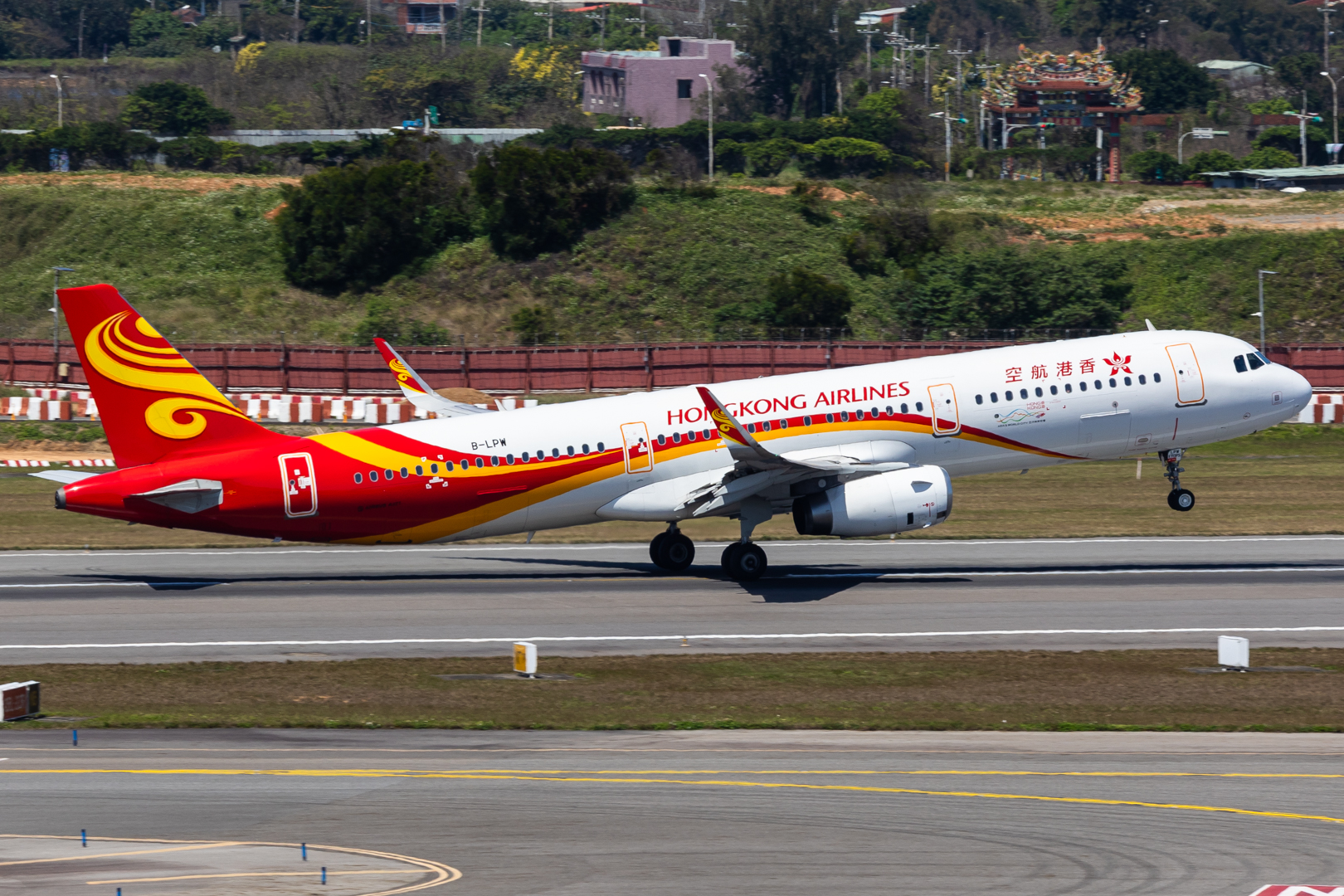 Full size: Hong Kong Airlines Airbus A321-200 B-LPW at Taiwan Taoyuan International Airport