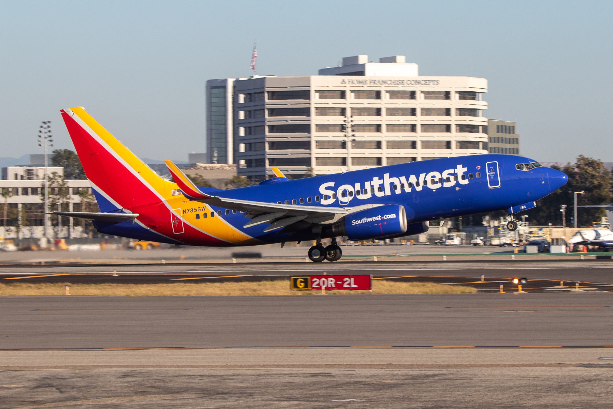 Full size: Southwest Airlines Boeing 737-700 N785SW at John Wayne/Orange County Airport