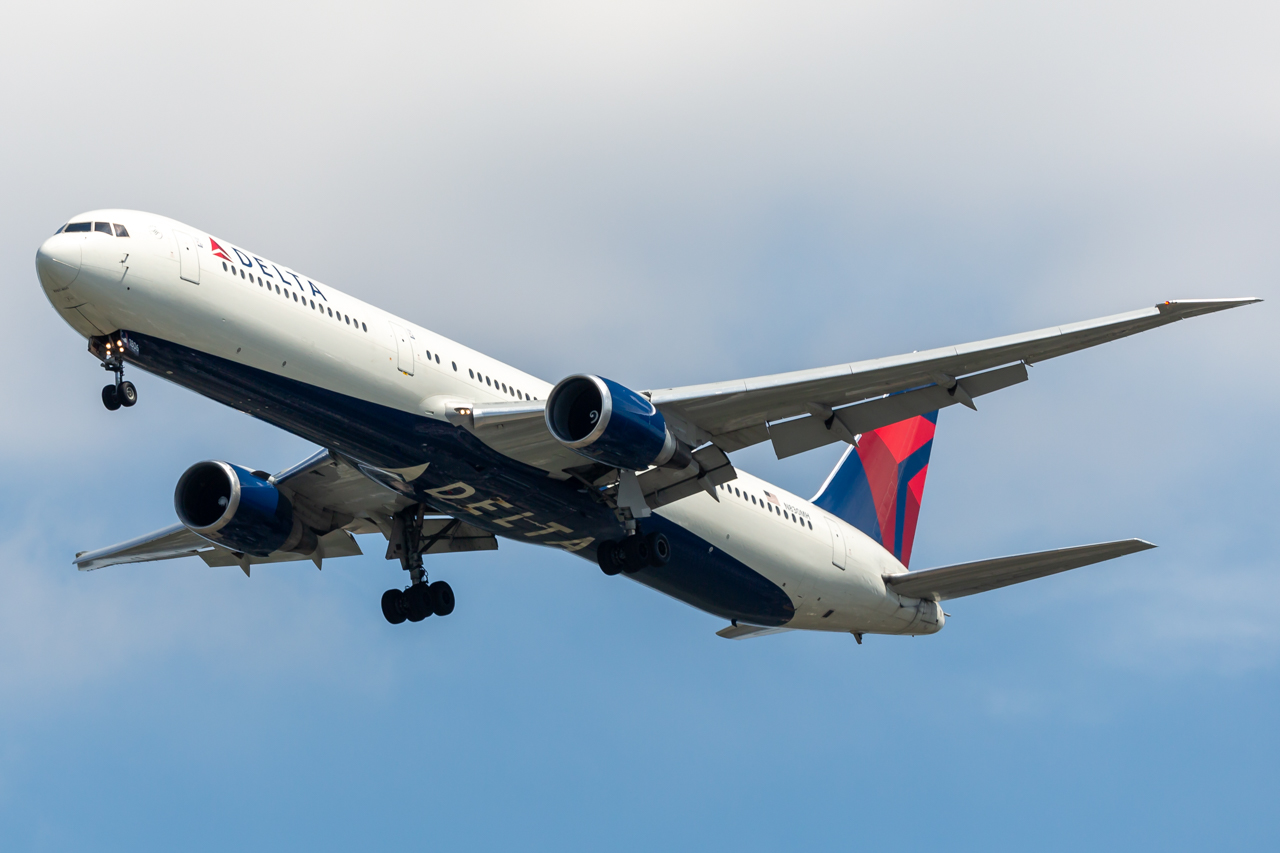 Full size: Delta Airlines Boeing 767-400ER N830MH at John F. Kennedy International Airport