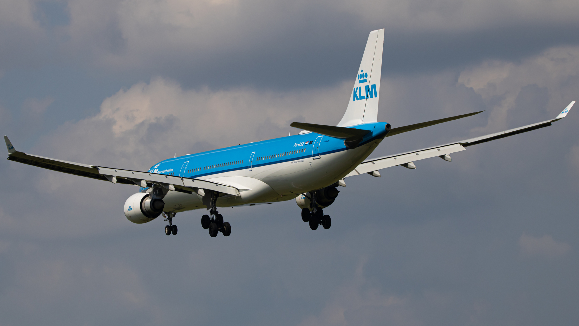 Full size: KLM Airbus A330-300 PH-AKE at Washington Dulles International Airport