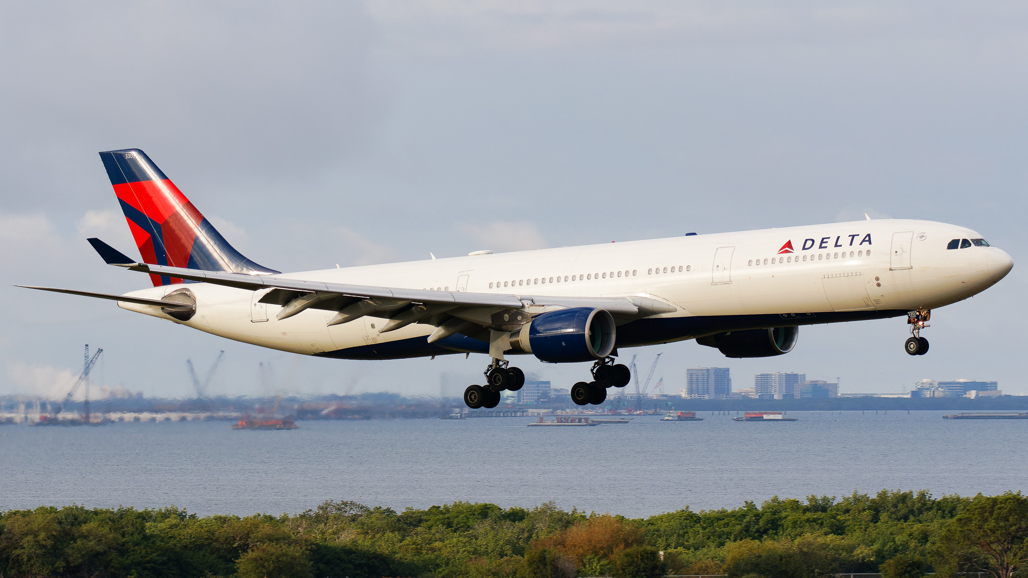 Full size: Delta Airlines Airbus A330-323 N803NW at Tampa International Airport