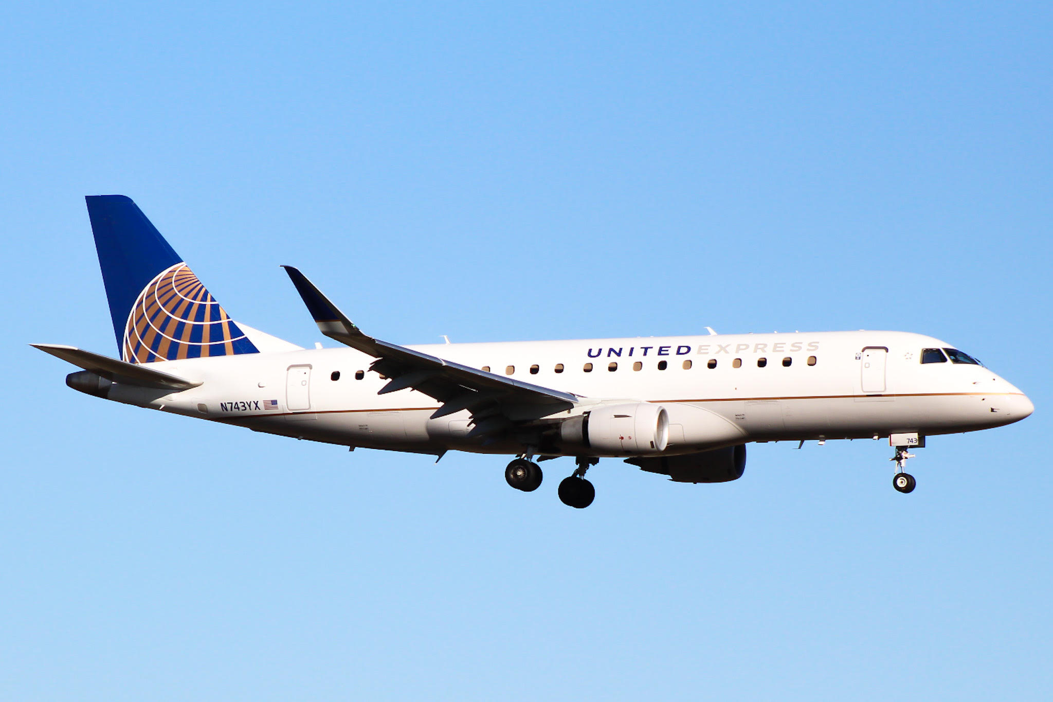 Full size: United Airlines Embraer E175 N743YX at Austin-Bergstrom International Airport