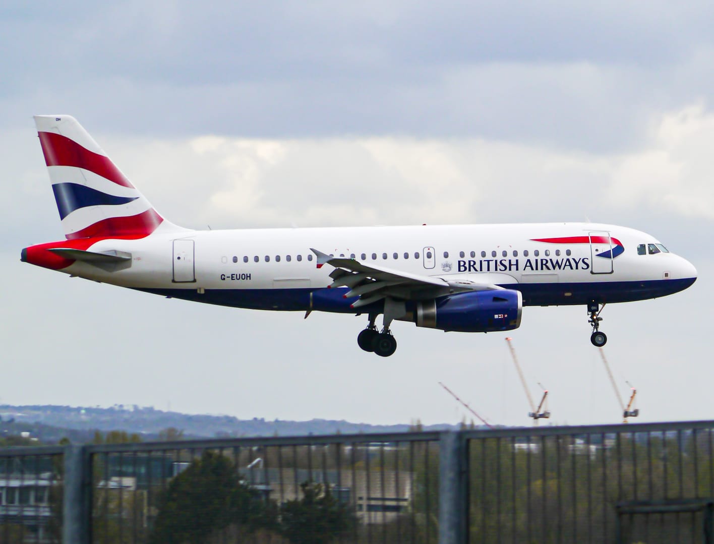 Full size: British Airways Airbus A319 G-EUOH at London Heathrow International Airport