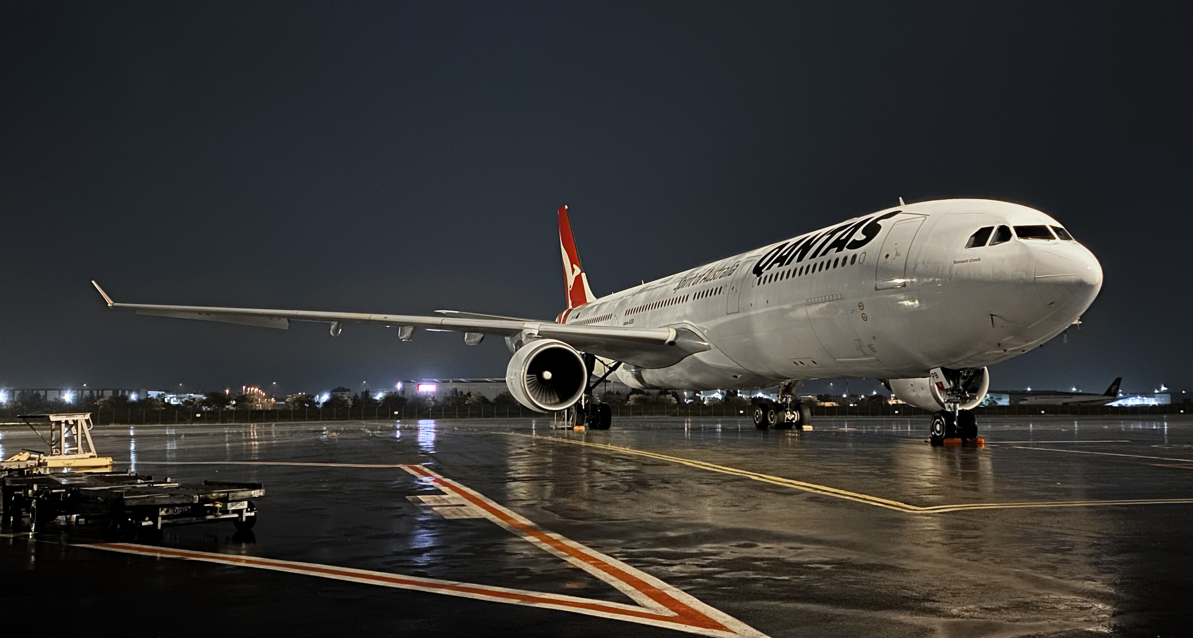 Full size: Qantas Airways Airbus A330-300 VH-QPB at Brisbane Airport