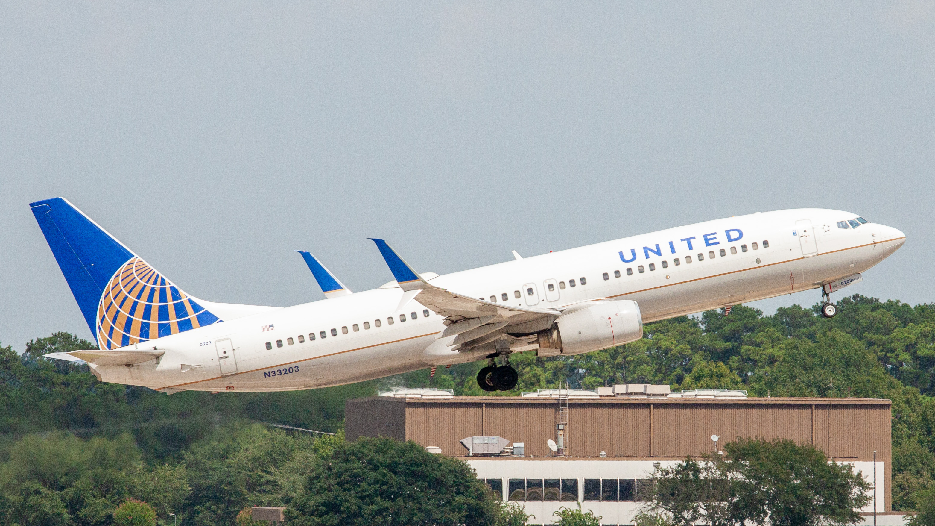 Full size: United Airlines Boeing 737-800 N33203 at Houston-George Bush Intercontinental Airport