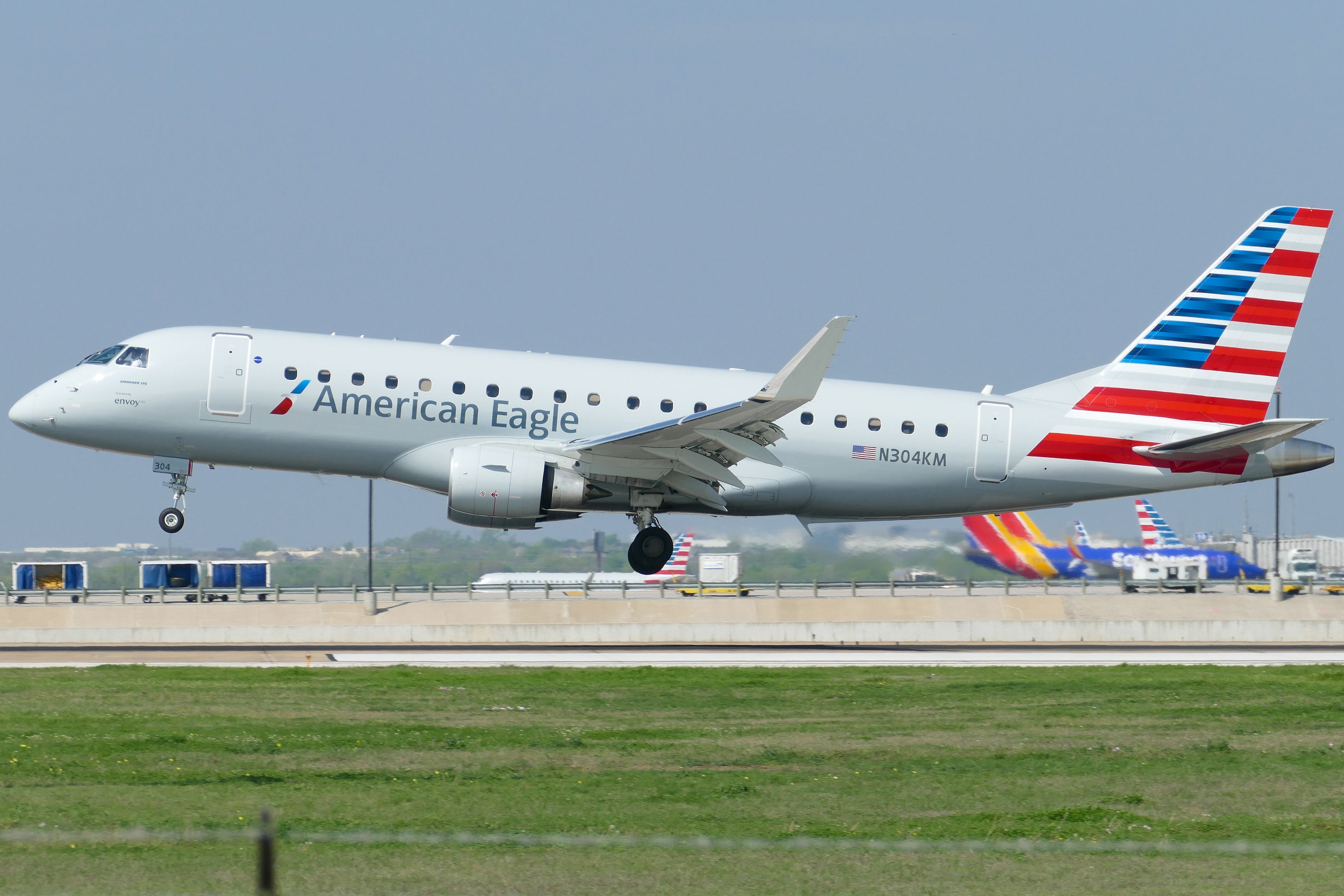 Full size: American Eagle Embraer E175 N304KM at Austin-Bergstrom International Airport