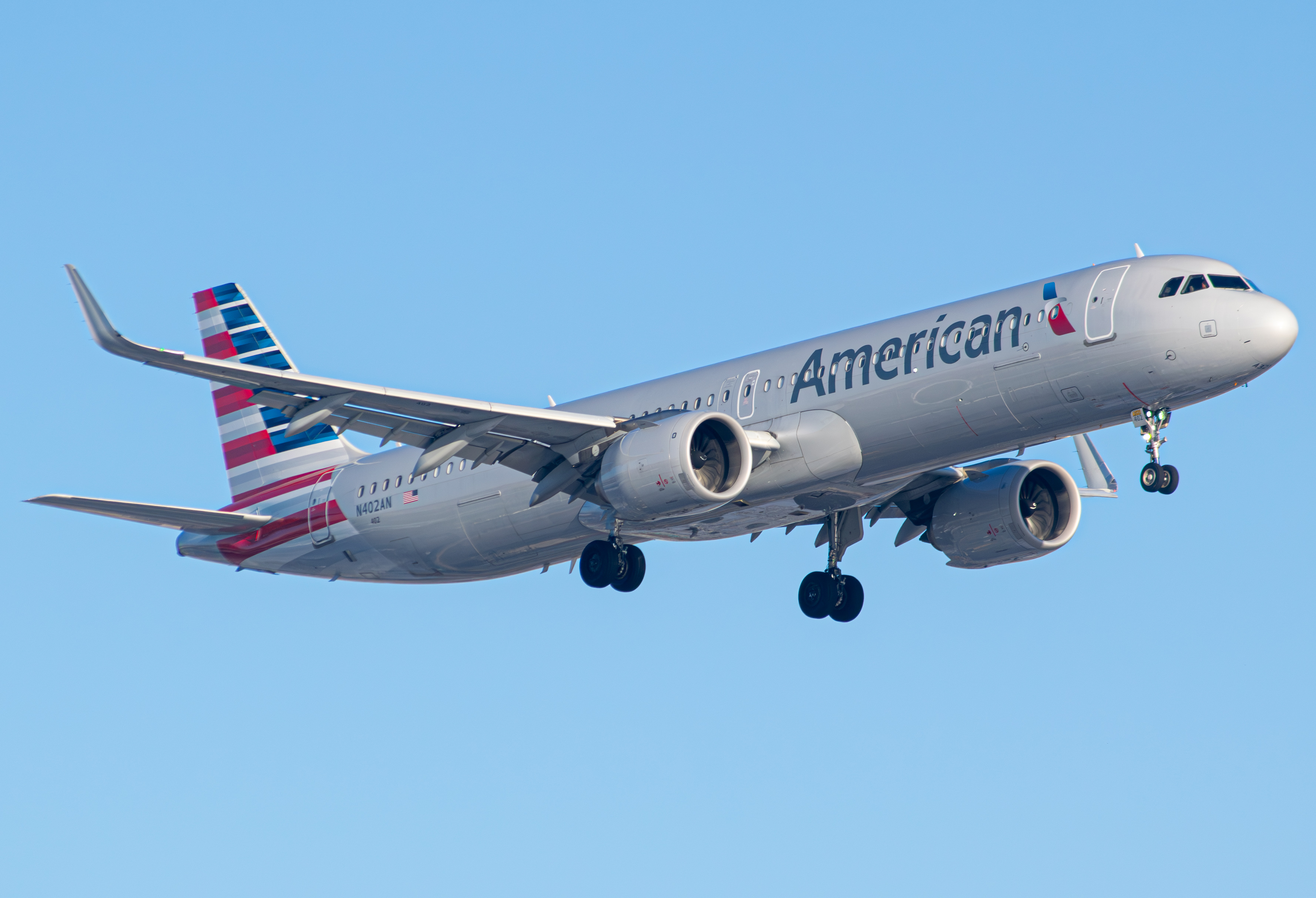 Full size: American Airlines Airbus A321NEO N402AN at Newark Liberty International Airport