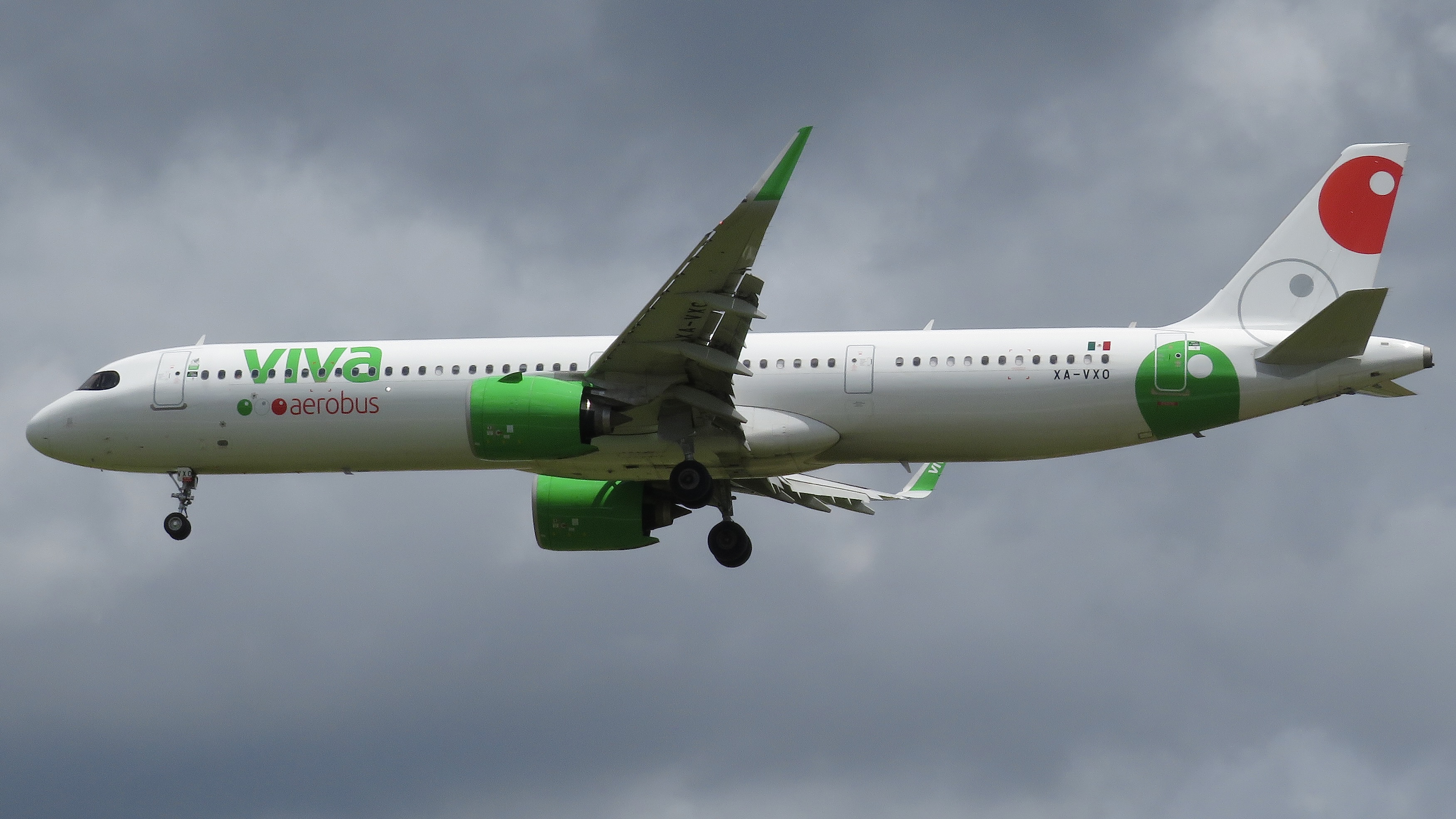 Full size: VivaAerobus Airbus A321NEO XA-VXO at Orlando International Airport