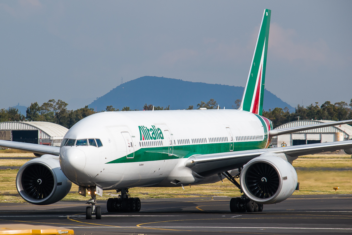 Full size: Alitalia Boeing 777-200ER EI-ISA at Mexico City International Airport