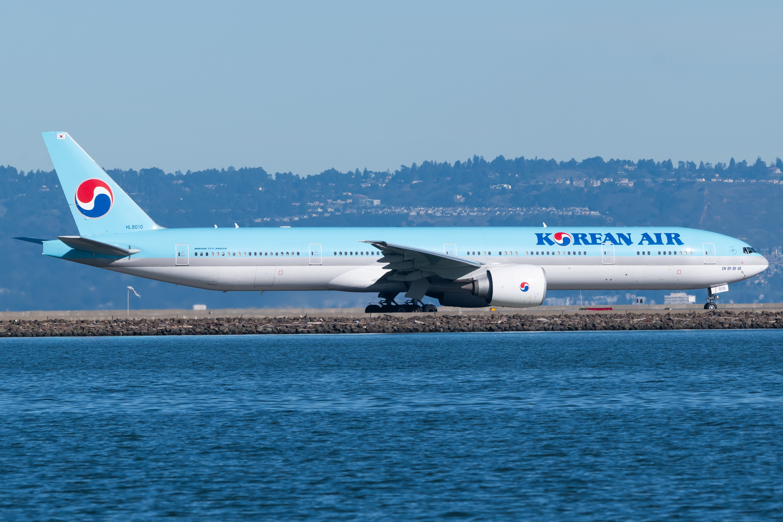 Full size: Korean Air Boeing 777-300ER HL8010 at San Francisco International Airport