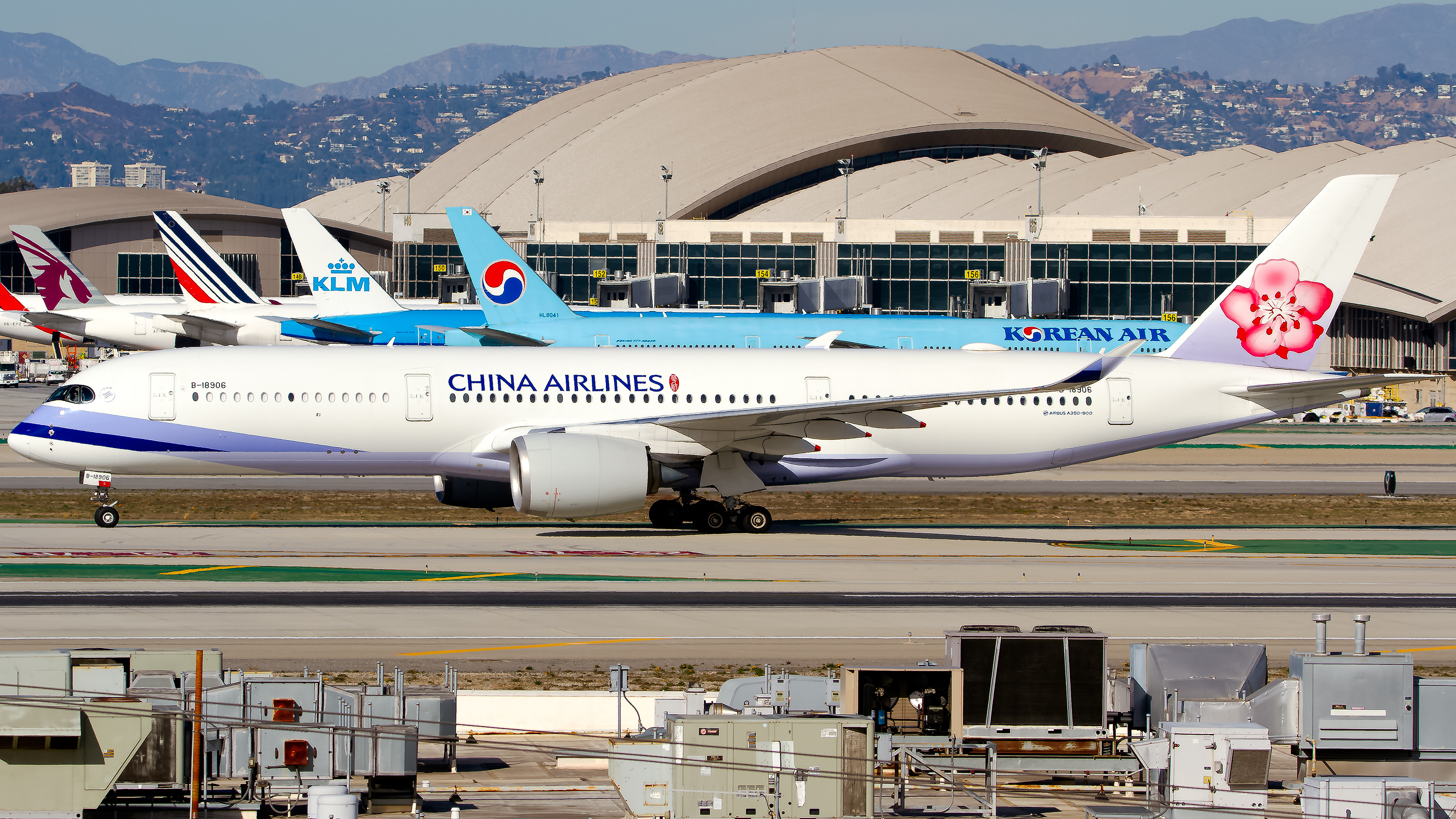 Full size: China Airlines Airbus A350-900 B-18906 at Los Angeles International Airport
