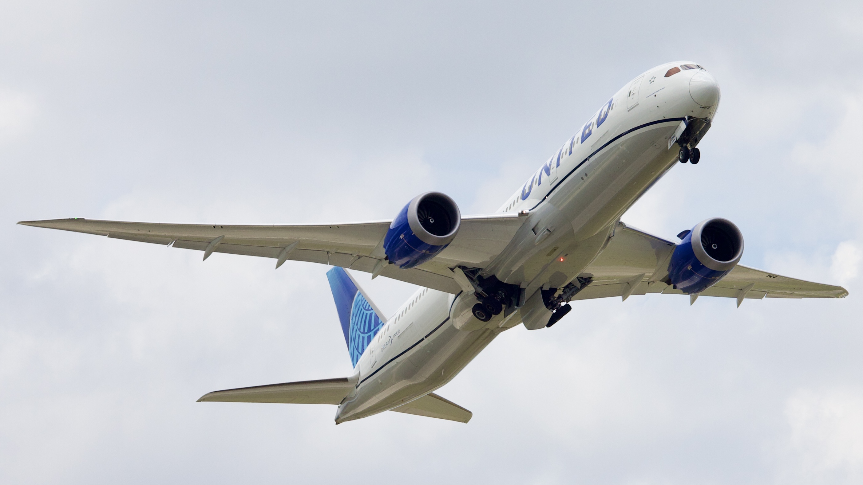 Full size: United Airlines Boeing 787-9 N25982 at Houston-George Bush Intercontinental Airport