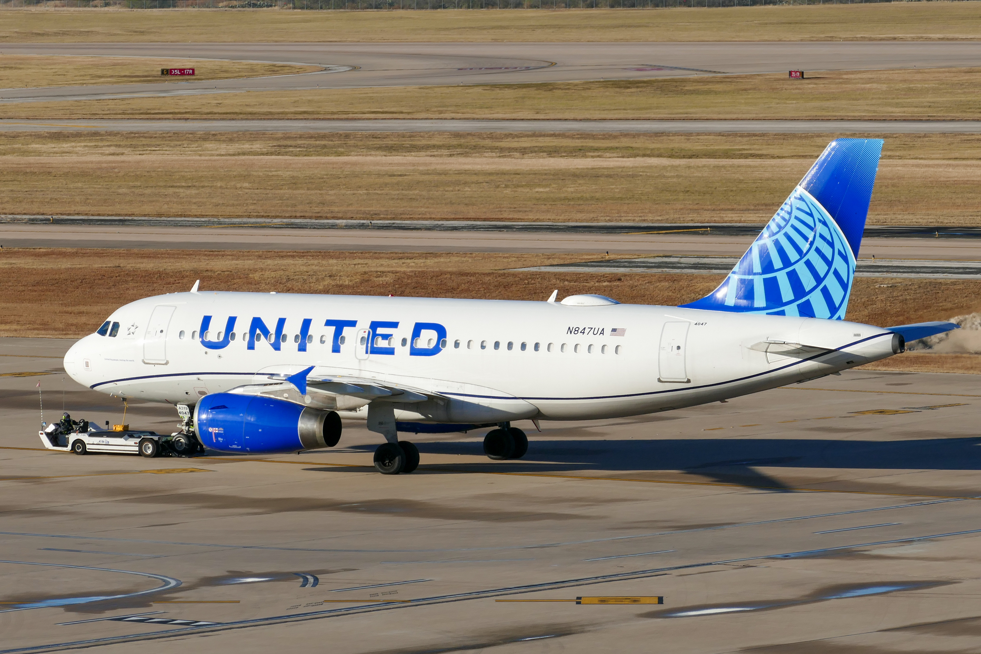 Full size: United Airlines  Airbus A319 N847UA at Austin-Bergstrom International Airport
