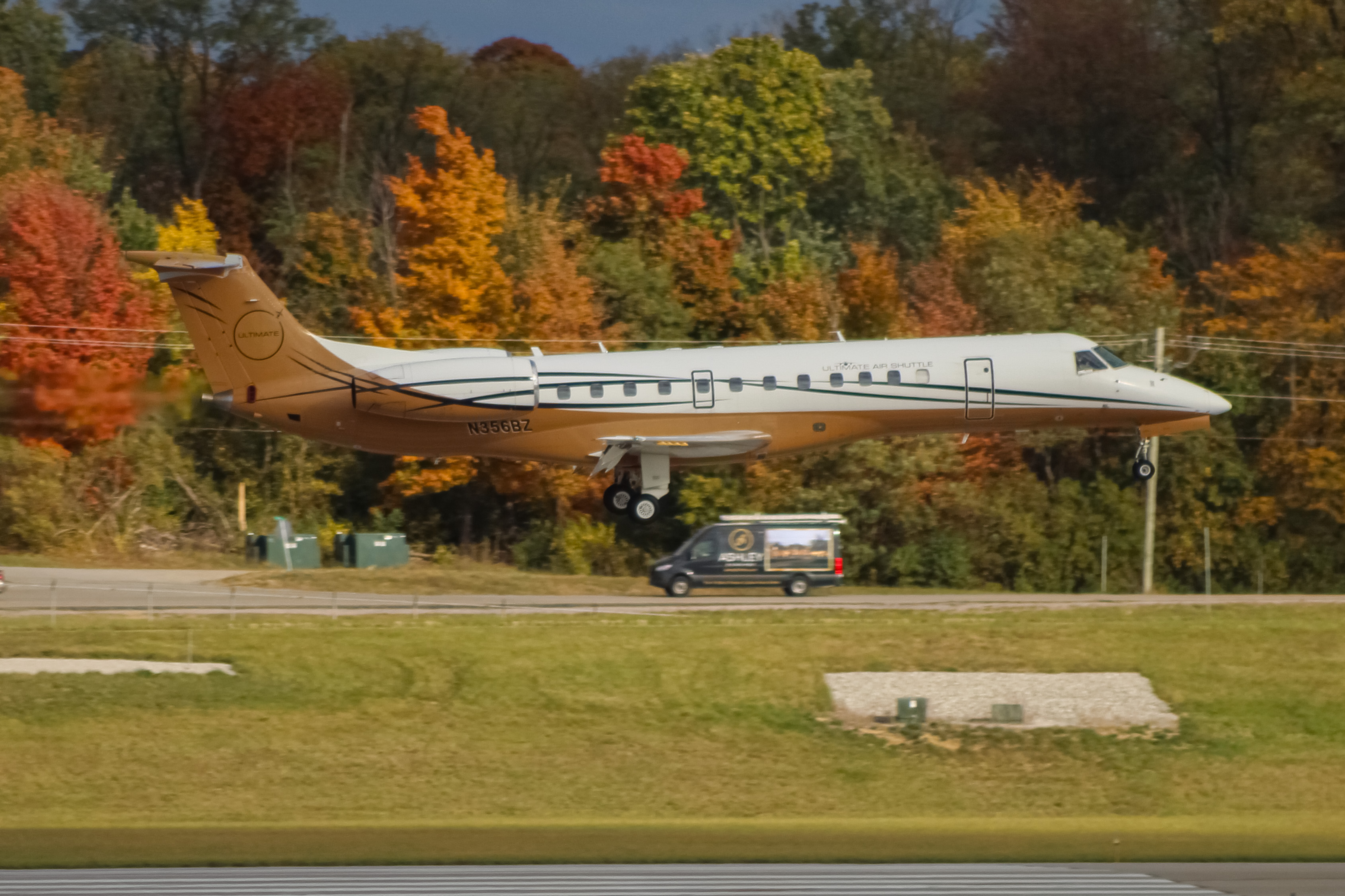 Full size: Ultimate Air Shuttle Embraer ERJ135 N356BZ at Cincinnati/Northern Kentucky International Airport