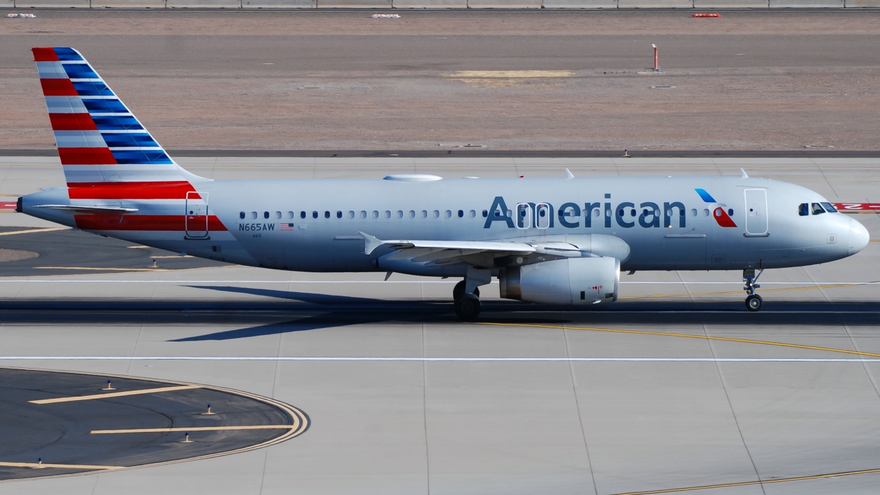 Full size: American Airlines Airbus A320 N665AW at Phoenix Sky Harbor International Airport