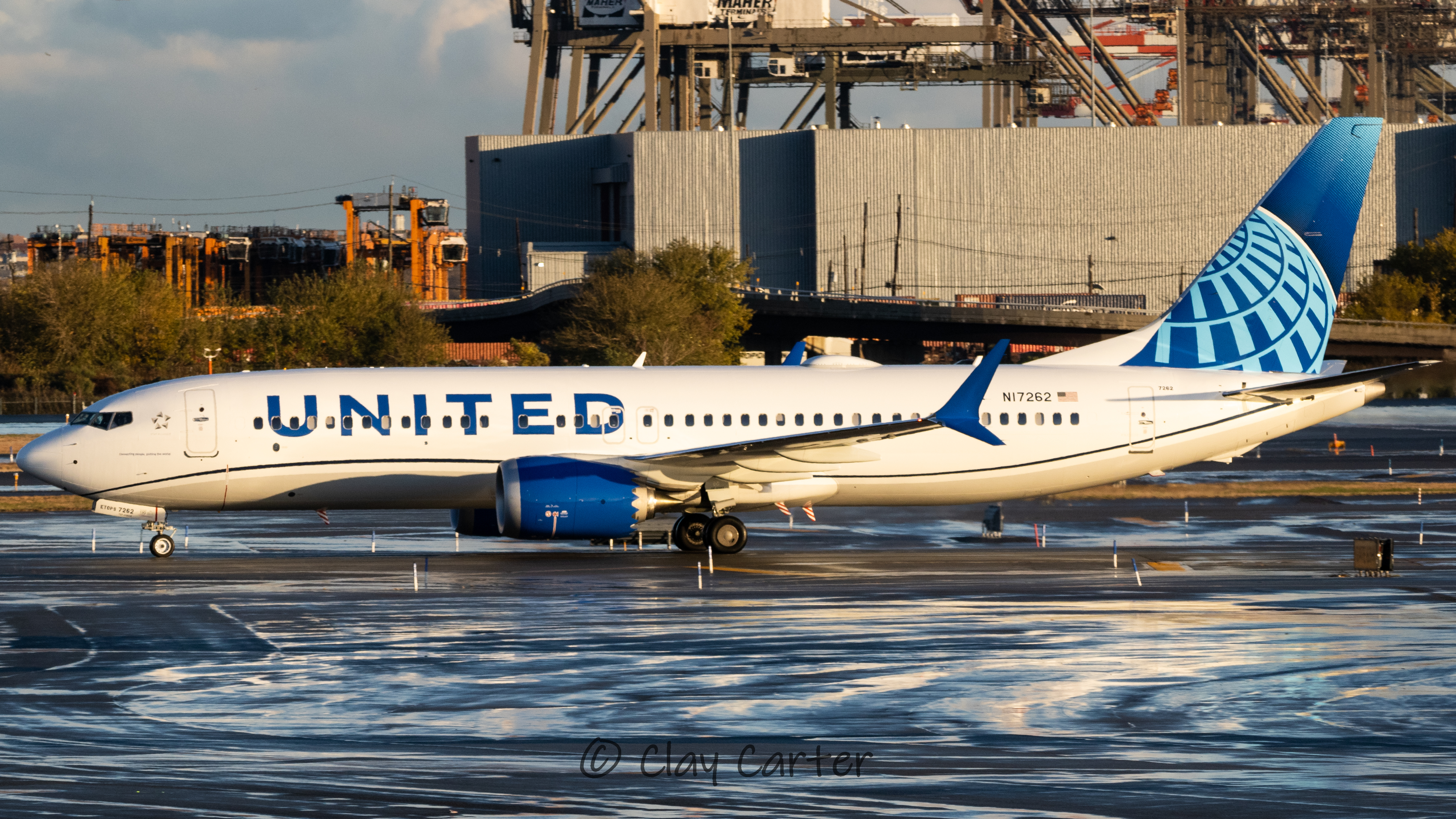 Full size: United Airlines Boeing 737 MAX 8 N17262 at Newark Liberty International Airport