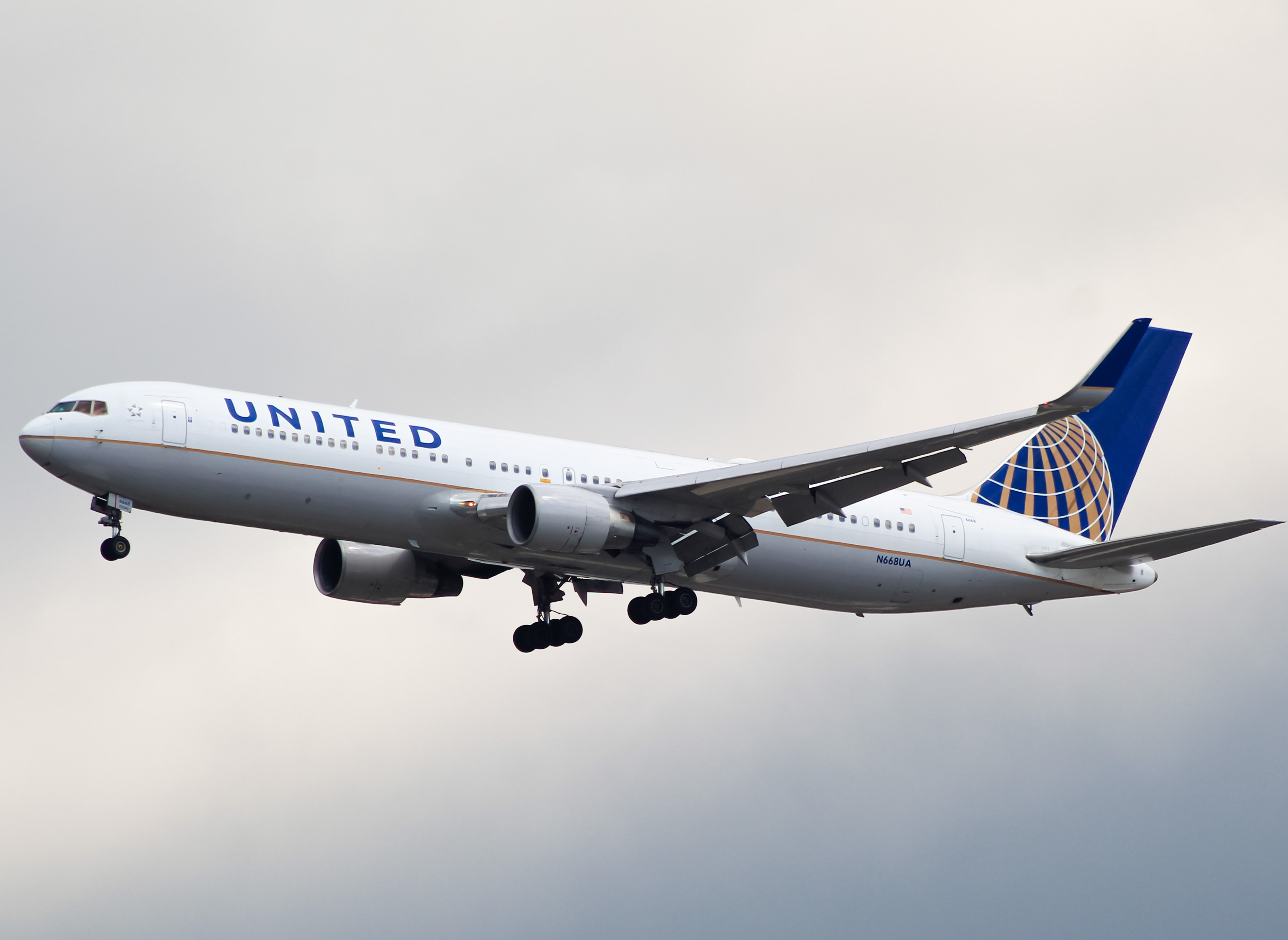 Full size: United Airlines Boeing 767-300ER N668UA at Washington Dulles International Airport
