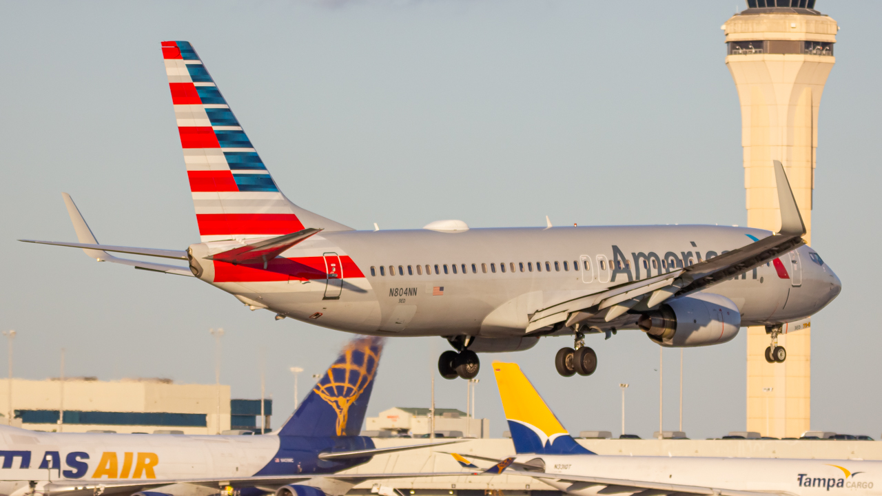 Full size: American Airlines Boeing 737-800 N804NN at Miami International Airport
