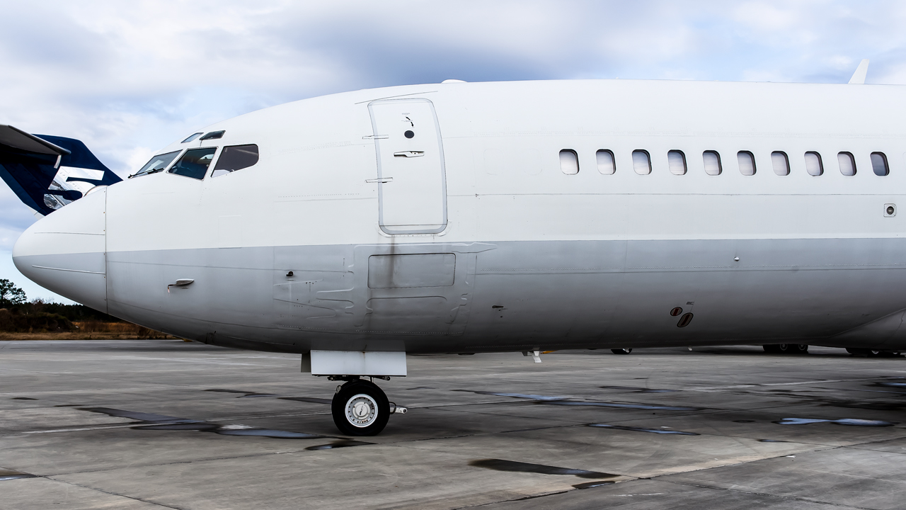 Full size: PRIVATE Boeing 727-100 N908JE at Brunswick Golden Isles Airport