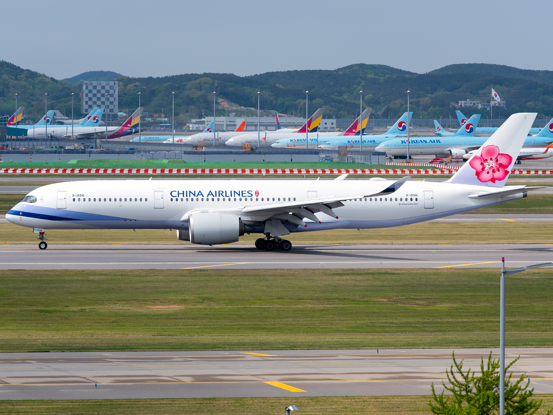 Full size: China Airlines Airbus A350-900 B-18916 at Seoul-Incheon International Airport