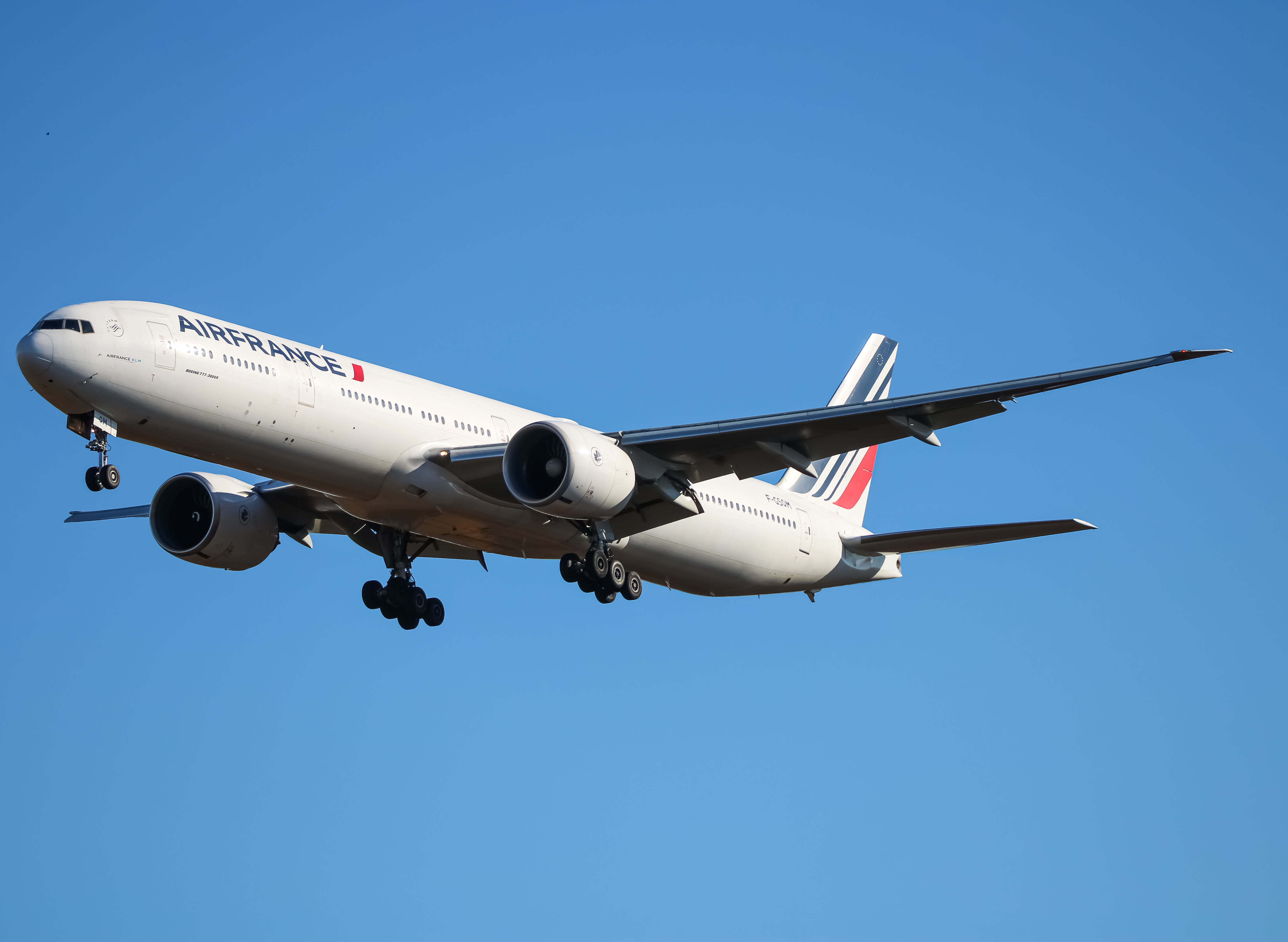 Full size: Air France Boeing 777-300ER F-GSQM at Washington Dulles International Airport