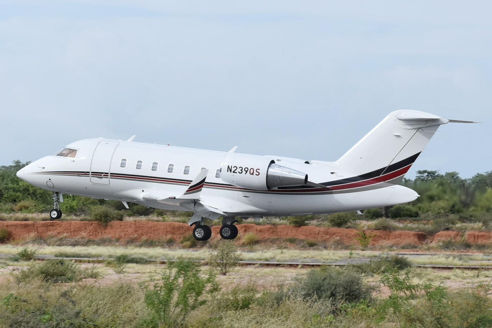 Full size: NetJets Bombardier Challenger 604 N239QS at Aeropuerto de Cabo San Lucas Internacional