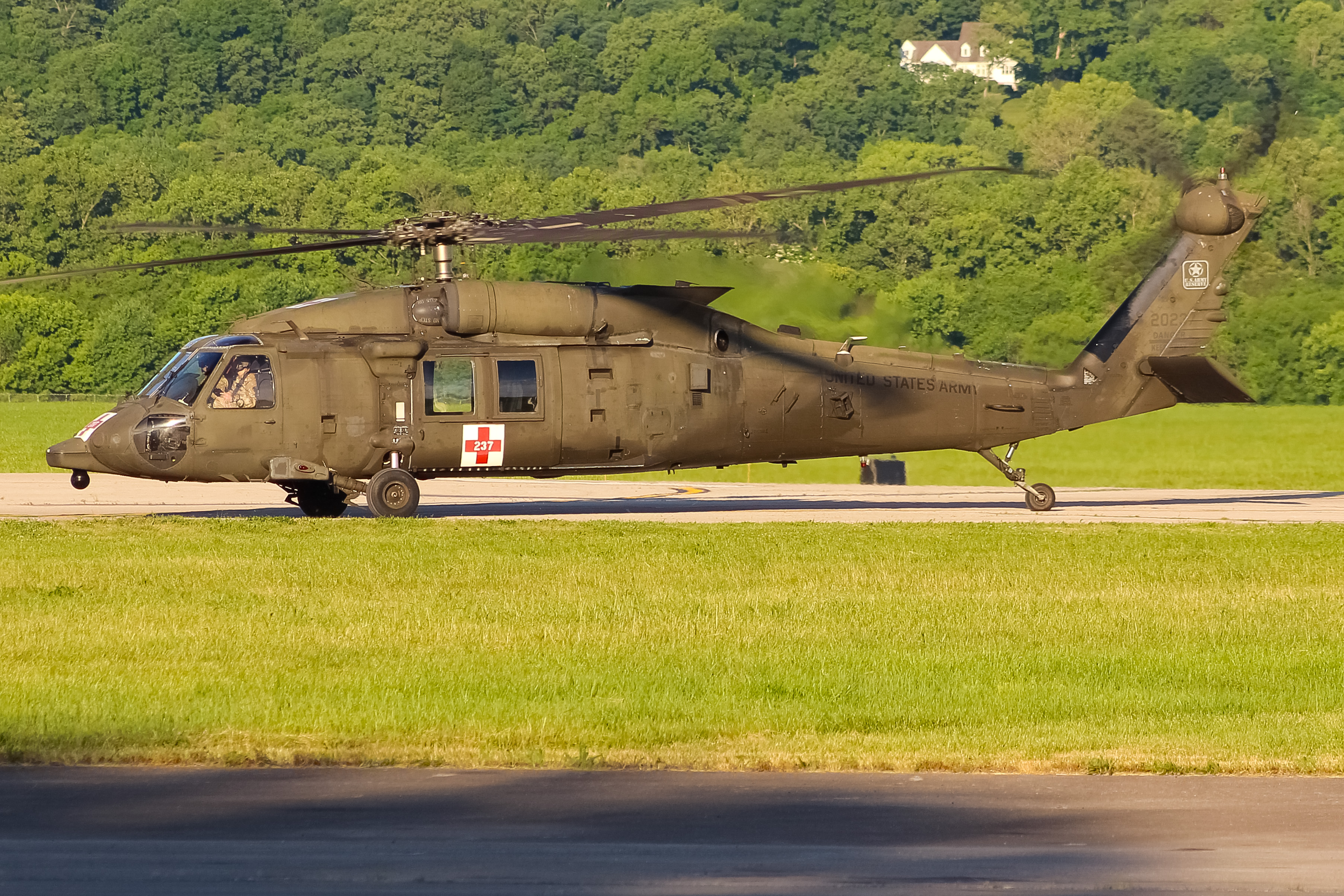 Full size: USA - United States Army Sikorsky UH-60L Blackhawk 09-20237 at Cincinnati Municipal Airport/Lunken Field