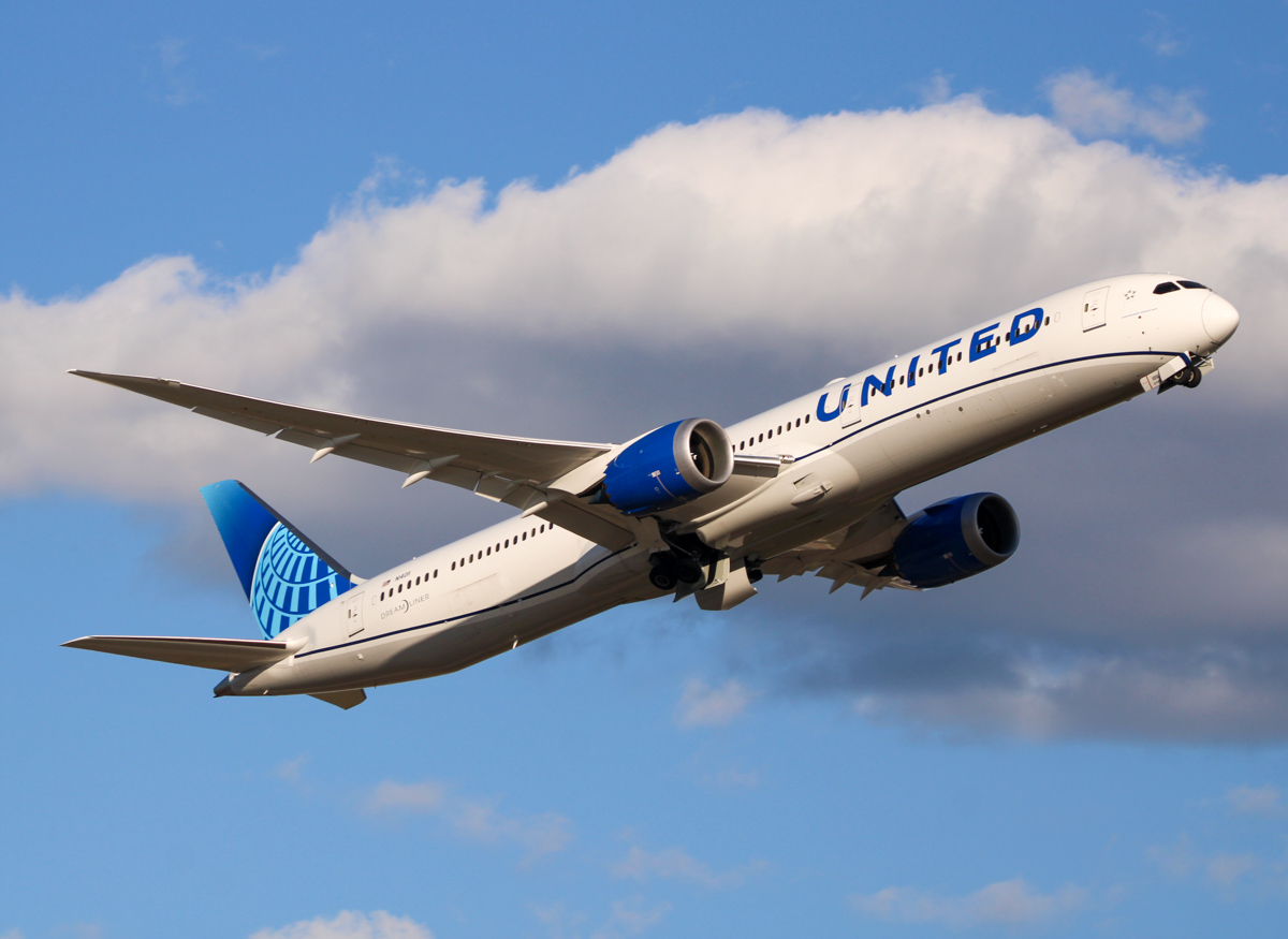 Full size: United Airlines Boeing 787-10 N12010 at Newark Liberty International Airport