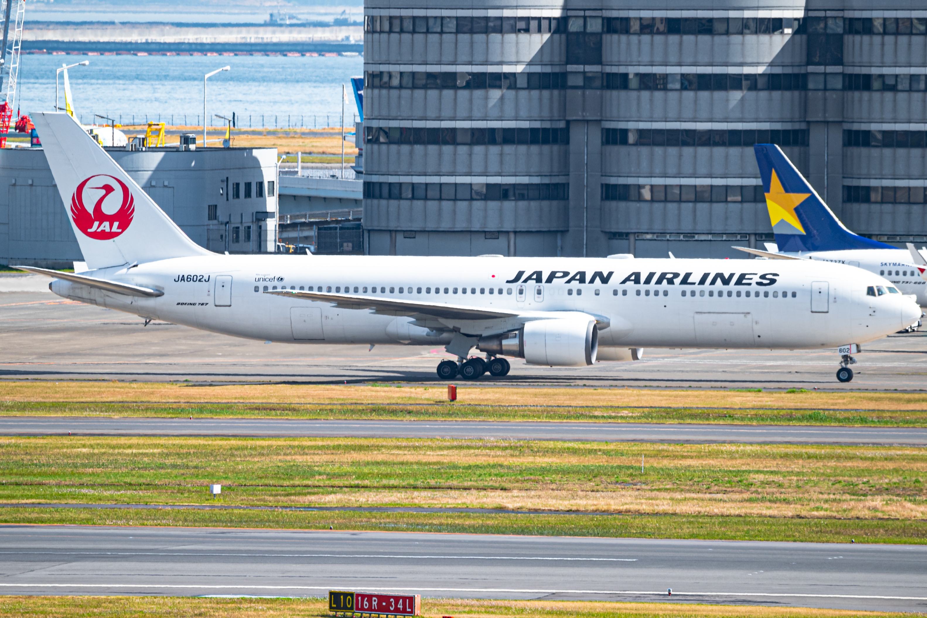 Full size: Japan Airlines Boeing 767-300ER JA602J at Tokyo-Haneda Airport