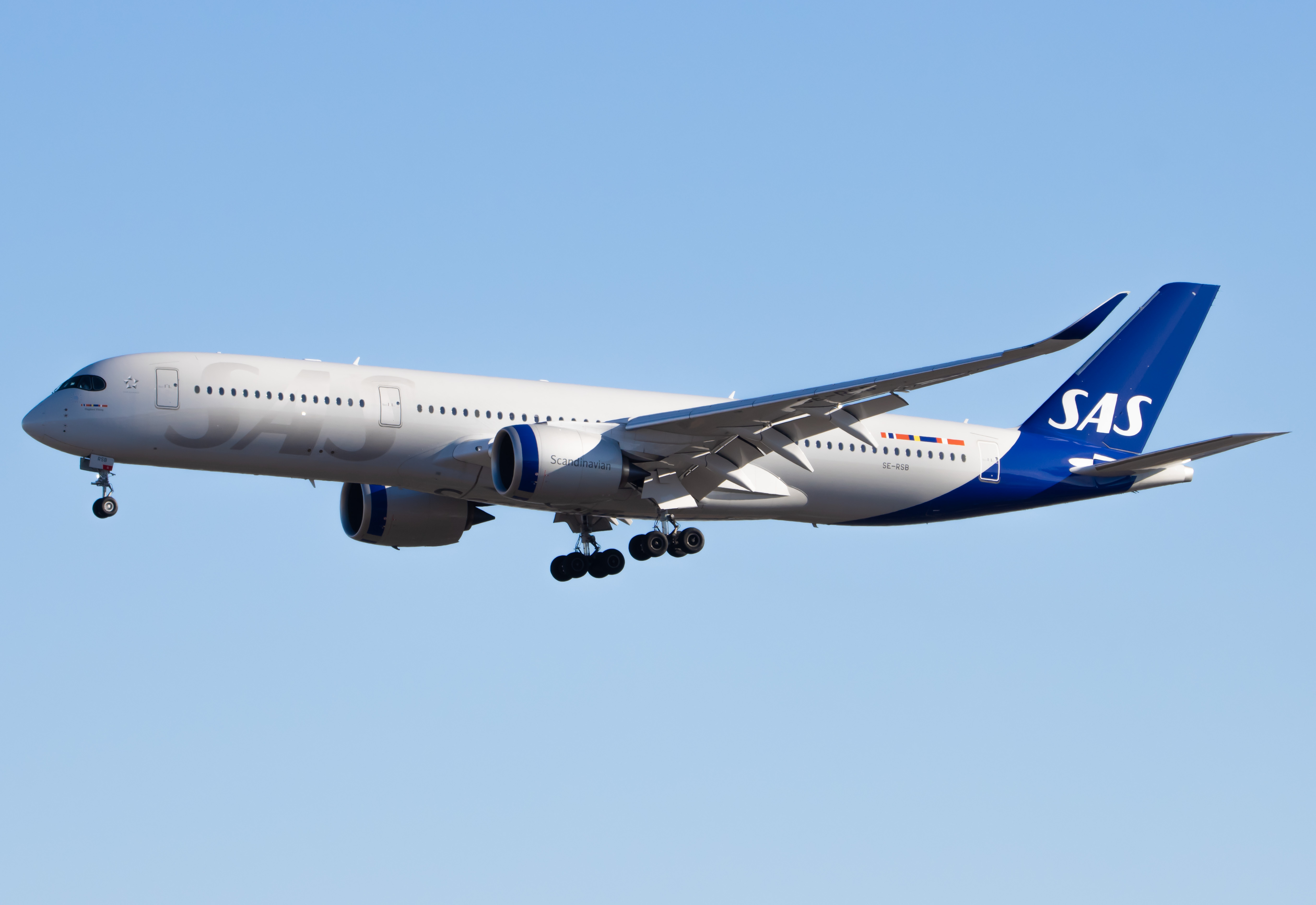 Full size: Scandinavian Airlines Airbus A350-900 SE-RSB at Newark Liberty International Airport