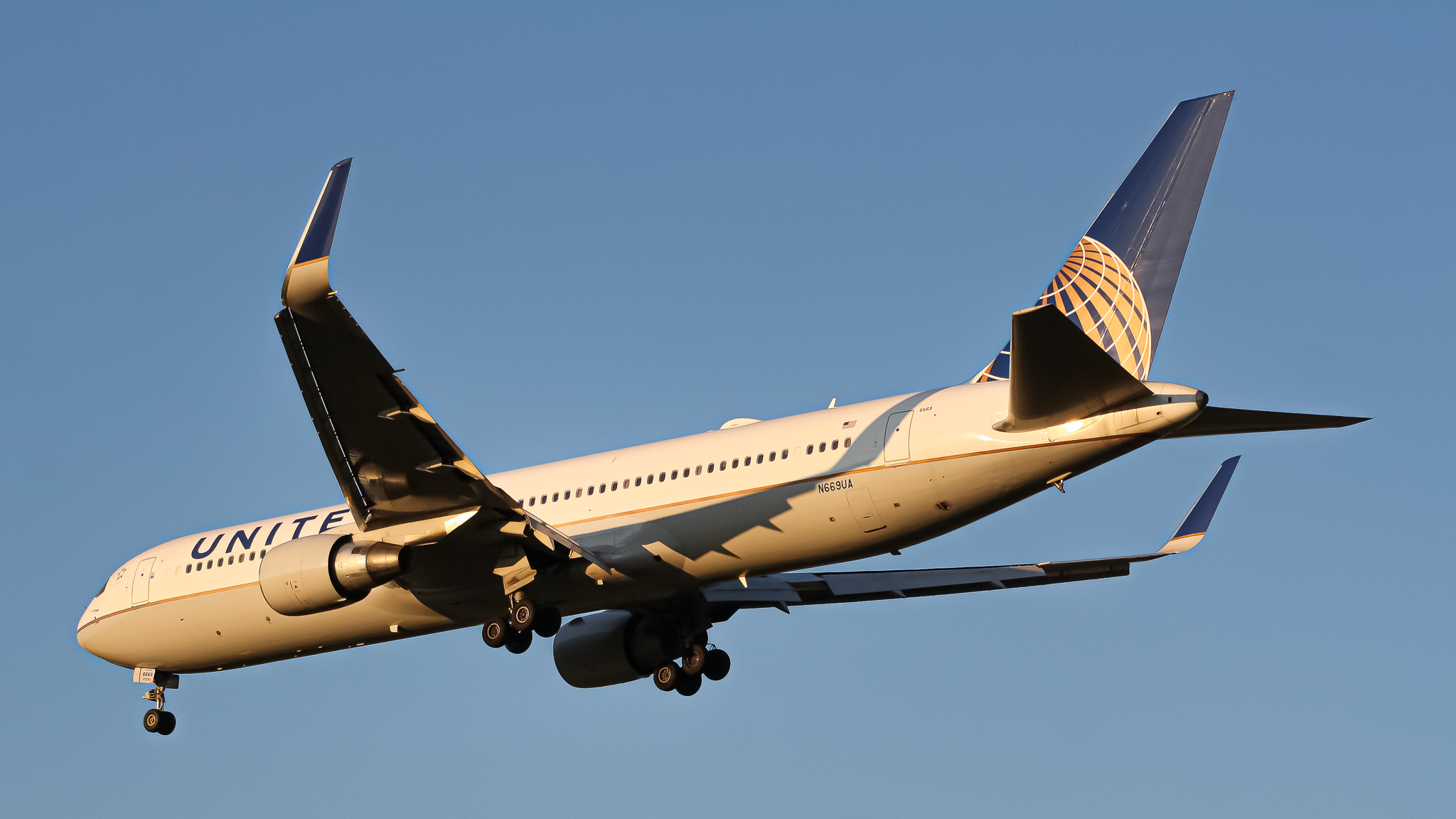 Full size: United Airlines Boeing 767-300ER N669UA at Washington Dulles International Airport