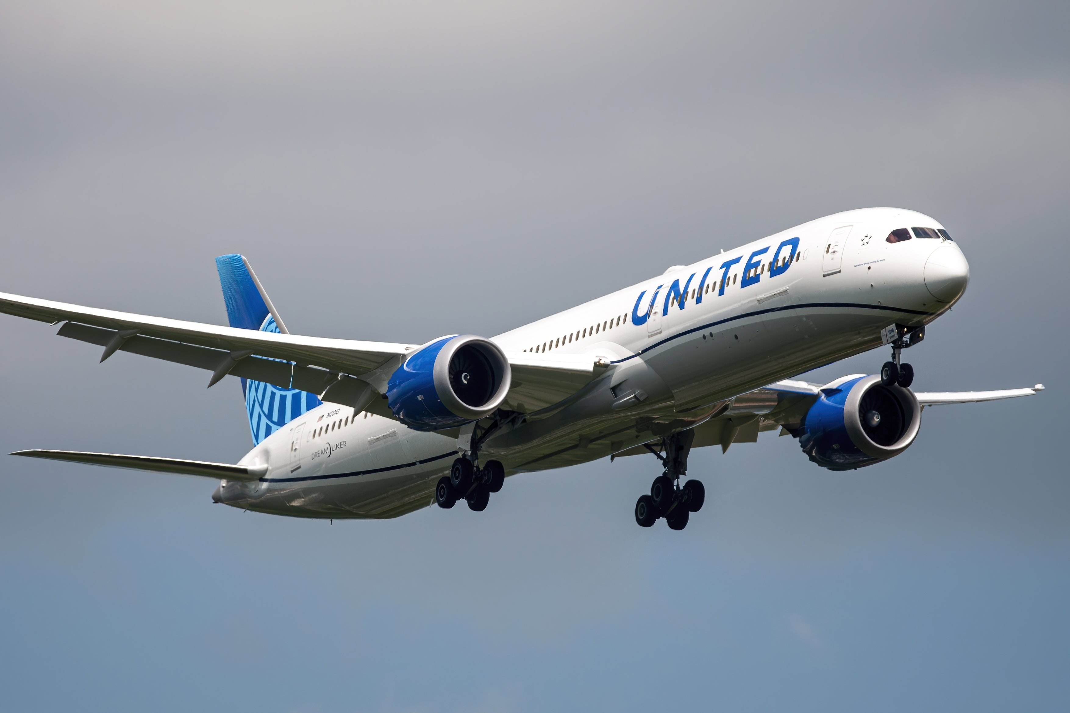 Full size: United Airlines Boeing 787-10 N12010 at Washington Dulles International Airport