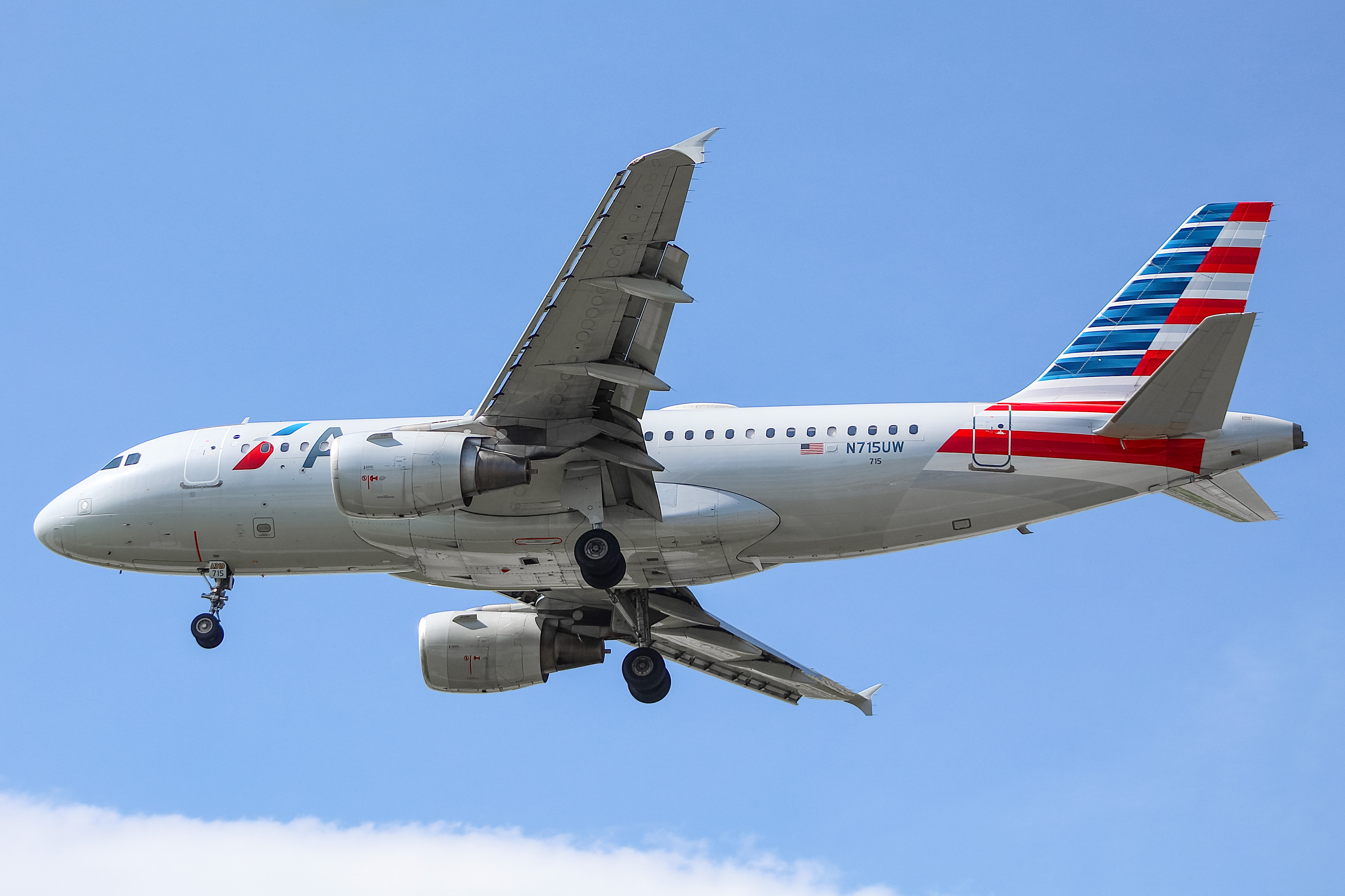 Full size: American Airlines Airbus A319 N715UW at Chicago O'Hare International Airport