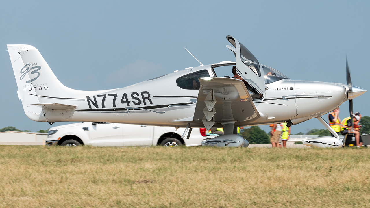Full size: PRIVATE Cirrus SR-22 N774SR at Wittman Regional Airport